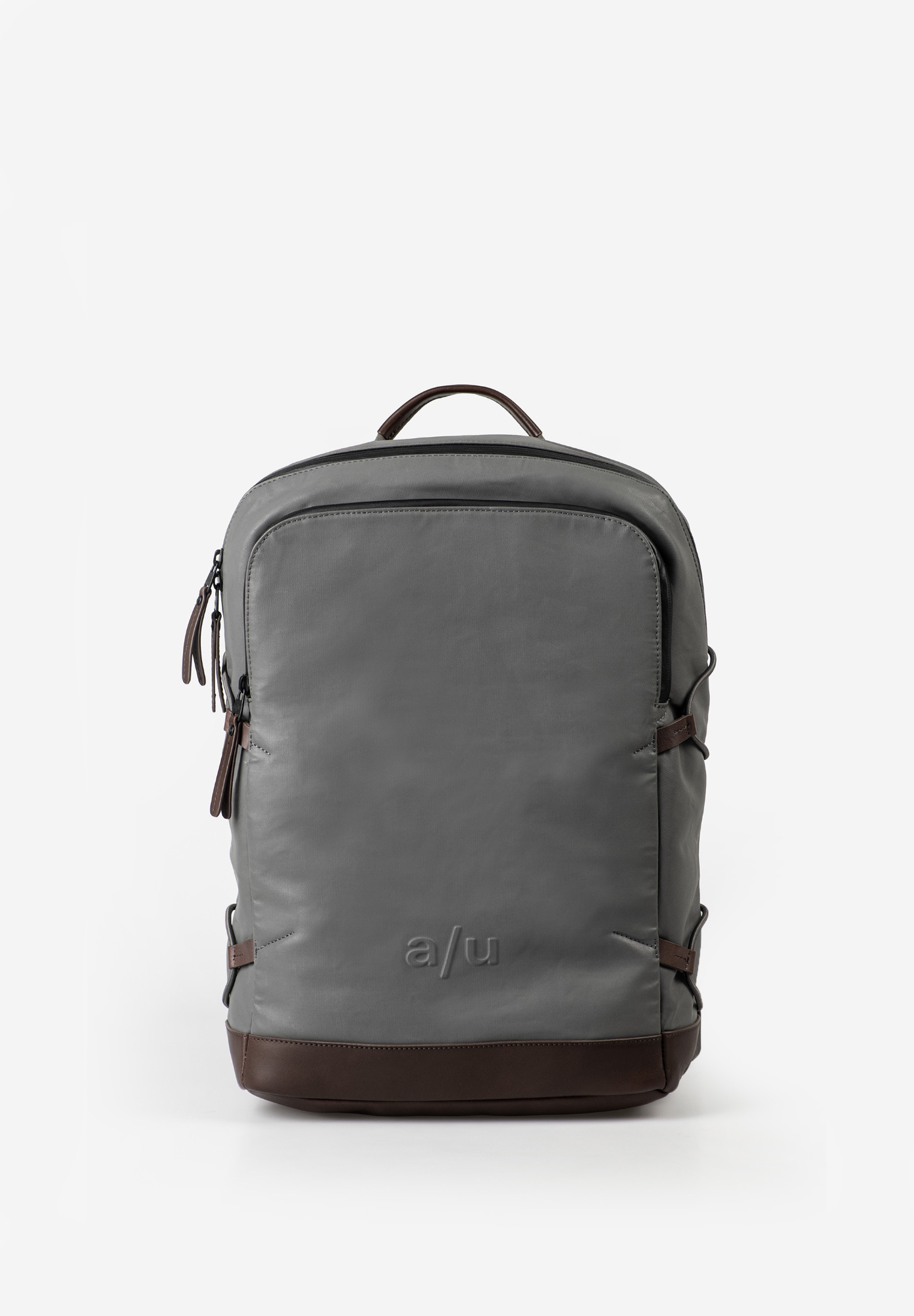 De A&U Kawaguchi rugtas in Pewter, modelnummer 10215-66, is een stijlvolle en functionele rugzak, perfect voor dagelijks gebruik. De tas valt onder de categorie "BAGS" en is specifiek een "BACKPACK". Draag deze rugzak comfortabel op je rug voor optimale gewichtsverdeling en vrijheid van beweging. Ideaal voor school, werk of een dagje uit.
Is voorzien van waterafstotende ritsen en diverse vakken op uw essentials op te bergen.

Gepolsterd Laptop vak voor 15 inch

Afmetingen:
Hoogte 43cm Breed 29.5cm x diep 14.5cm