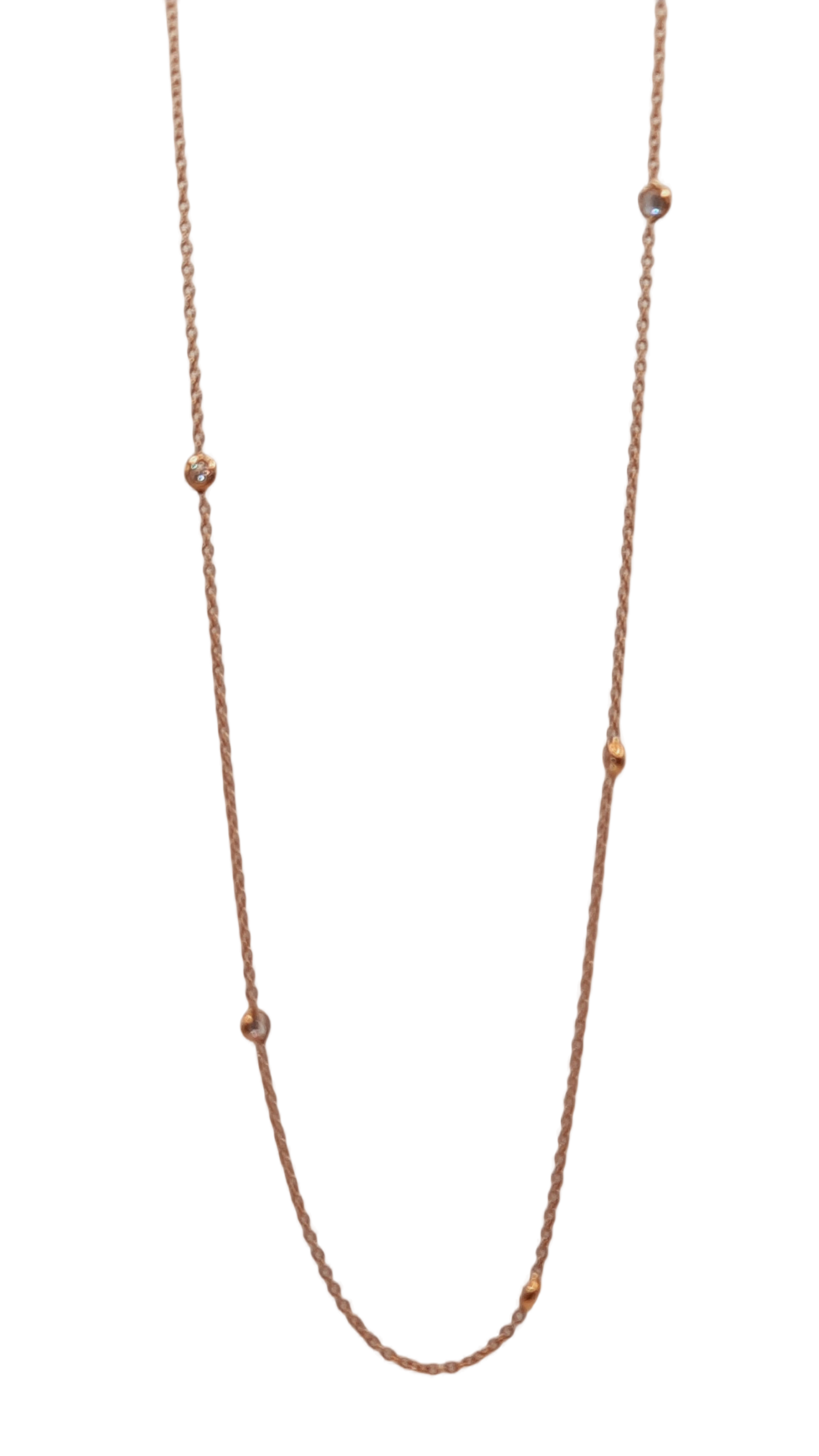 De gouden ketting BREA-RDL-0003969 van 14kt, met een lengte van 44 cm, is een verfijnde Juwelen categorie NECKLACE met een goudkleurige uitstraling. Het heeft een kettingschakelontwerp en is vervaardigd met 18-karaats materiaal. Draag deze elegante ketting alleen voor een subtiele look of combineer met andere kettingen voor een gelaagd effect. Perfect voor elke gelegenheid.