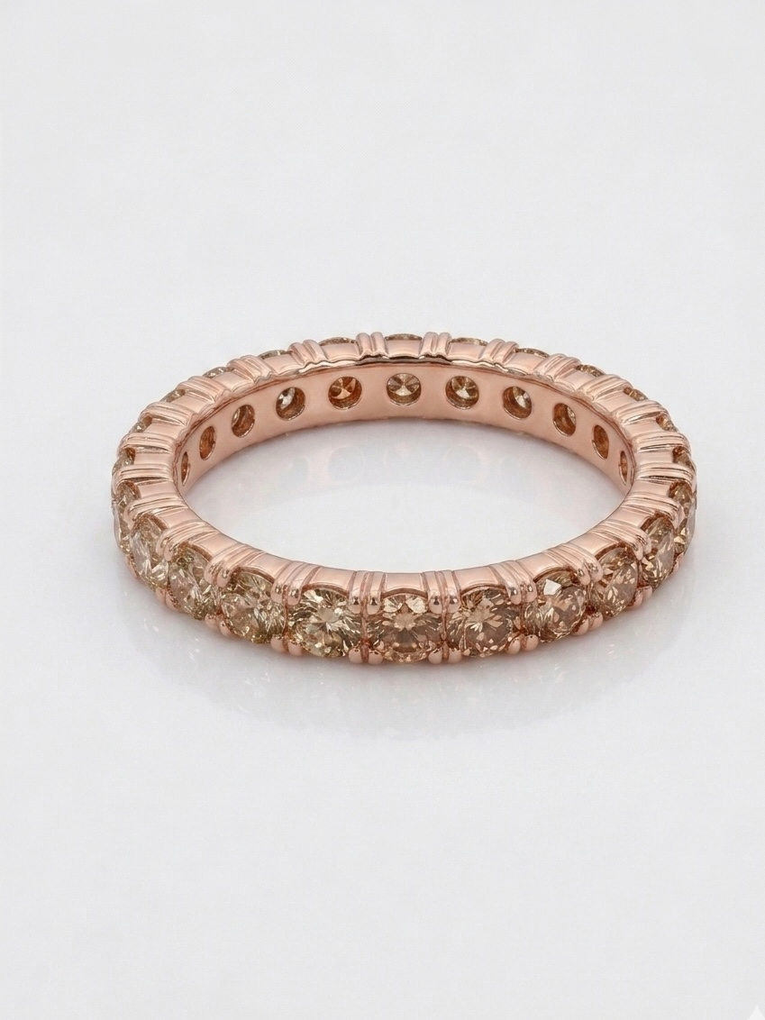 Deze prachtige 14 karaat ros&eacute;gouden eternity ring, model ETNR22, is bezet met 1,25 karaat fancy light brown briljant geslepen natuur diamanten. Ideaal om te dragen als statement sieraad of als aanvulling op andere ros&eacute;gouden sieraden. De ring, maat 54, straalt tijdloze elegantie uit en is perfect voor elke gelegenheid. ring wordt geleverd met een diamanten certificaat. 