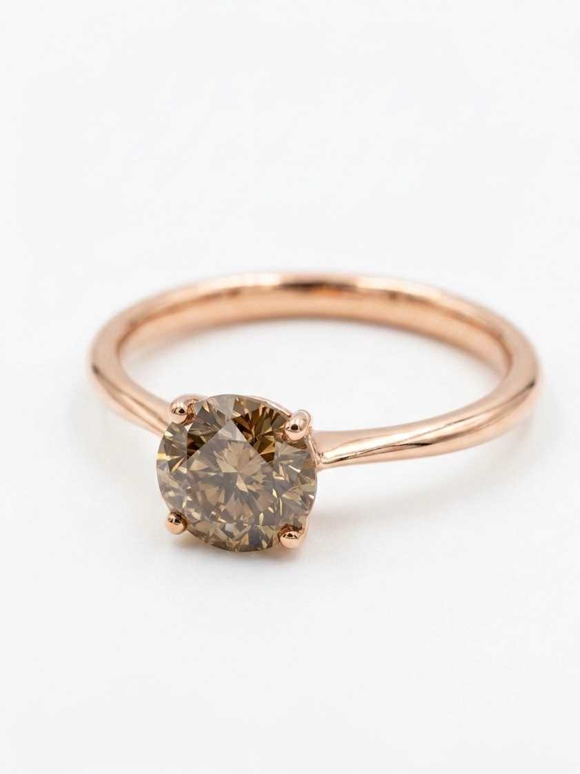 Ontdek de prachtige 14 karaat ros&eacute;gouden ring, modelnummer SLT23, met een natuurlijke diamant van 0.95 karaat in een fancy bruinachtig gele kleur. Deze briljant geslepen diamant maakt het de perfecte verlovingsring. Draag hem stijlvol op speciale gelegenheden om je liefde en toewijding te vieren. Verkrijgbaar in maat 52, een schitterend juweel voor elke romantische kans. ring wordt geleverd met een diamanten certificaat. 