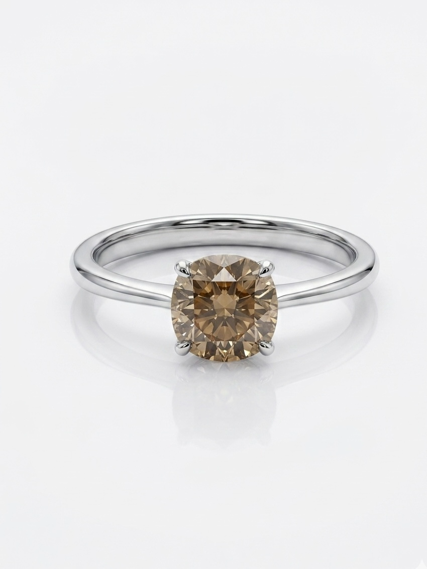 Deze 14 karaat witgouden ring, modelnummer SLT25, is schitterend met een natuurlijke diamant van 0,98 karaat in een prachtige fancy light brownish yellow kleur. Perfect als verlovingsring, maat 52. Draag deze elegante ring dagelijks of bij speciale gelegenheden voor een vleugje luxe en verfijning. Ideaal om je liefde en toewijding te symboliseren. ring wordt geleverd met een diamanten certificaat. 