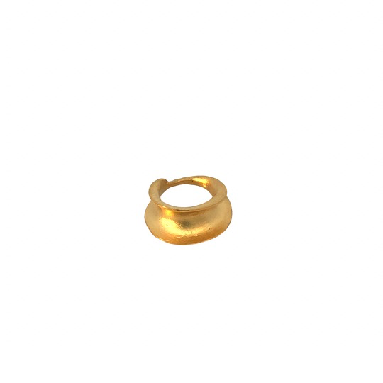 Der Anh&auml;nger Modellnummer 9/17892/001 beeindruckt durch ein konkaves, mattes Design mit einer 925er Vergoldung. Ideal zum Tragen an einer feinen Gold- oder Silberkette, um jedem Outfit einen Hauch von Eleganz zu verleihen. Perfekt f&uuml;r den Alltag oder besondere Anl&auml;sse, zieht dieser Anh&auml;nger bewundernde Blicke auf sich.