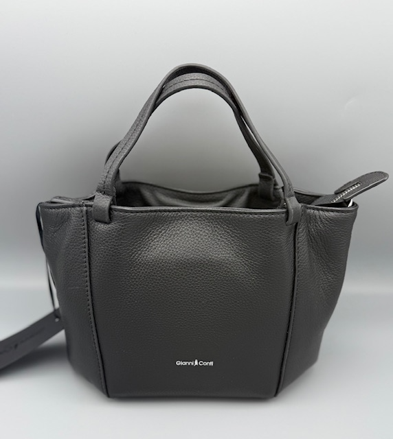 Ontdek deze stijlvolle en praktische handtas, perfect voor dagelijks gebruik. De tas is voorzien van twee korte handgrepen &eacute;n een afneembare, verstelbare schouderriem, zodat je hem zowel in de hand als crossbody kunt dragen. Dankzij de vier metalen pootjes aan de onderkant blijft je tas langer mooi en beschermd tegen slijtage.
De handtas beschikt over een ruim hoofdvak met ritssluiting, aangevuld met een handig ritsvak en een steekvak voor je mobiele telefoon of andere essentials. Zo houd je al je spullen georganiseerd en binnen handbereik.
Met zijn compacte formaat (17 x 23 x 12 cm) is deze tas ideaal voor een dagje uit, werk of een avondje weg. Combineer functionaliteit met een trendy uitstraling en maak je outfit compleet met deze veelzijdige dames tas.
Belangrijkste kenmerken:


Handtas met verstelbare en afneembare schouderriem


Twee stevige handgrepen


Hoofdvak met ritssluiting


Extra ritsvak en steekvak voor telefoon


Metalen pootjes voor bescherming


Compact en praktisch formaat: 17 x 23 x 12 cm


