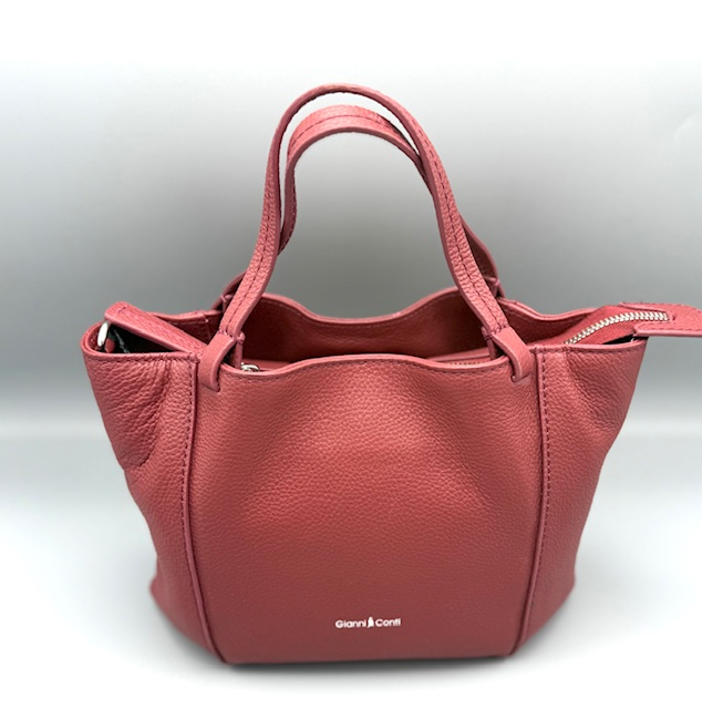 Ontdek deze stijlvolle en praktische handtas, perfect voor dagelijks gebruik. De tas is voorzien van twee korte handgrepen &eacute;n een afneembare, verstelbare schouderriem, zodat je hem zowel in de hand als crossbody kunt dragen. Dankzij de vier metalen pootjes aan de onderkant blijft je tas langer mooi en beschermd tegen slijtage.
De handtas beschikt over een ruim hoofdvak met ritssluiting, aangevuld met een handig ritsvak en een steekvak voor je mobiele telefoon of andere essentials. Zo houd je al je spullen georganiseerd en binnen handbereik.
Met zijn compacte formaat (17 x 23 x 12 cm) is deze tas ideaal voor een dagje uit, werk of een avondje weg. Combineer functionaliteit met een trendy uitstraling en maak je outfit compleet met deze veelzijdige dames tas.
Belangrijkste kenmerken:


Handtas met verstelbare en afneembare schouderriem


Twee stevige handgrepen


Hoofdvak met ritssluiting


Extra ritsvak en steekvak voor telefoon


Metalen pootjes voor bescherming


Compact en praktisch formaat: 17 x 23 x 12 cm


