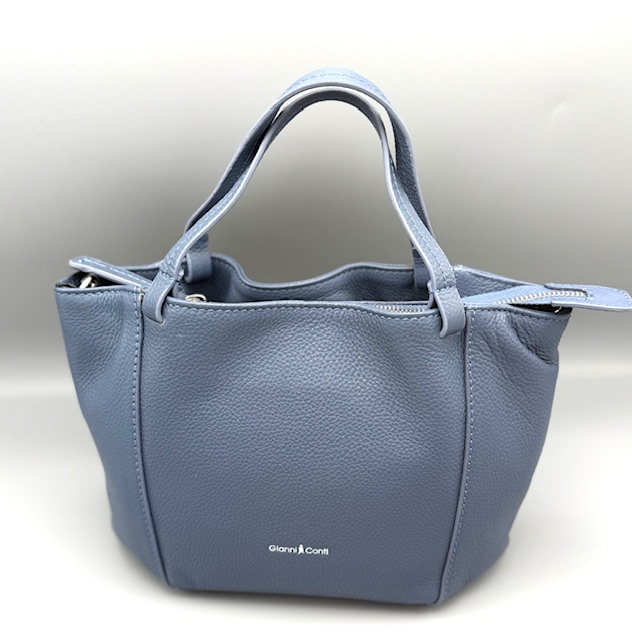 

Ontdek deze stijlvolle en praktische handtas, perfect voor dagelijks gebruik. De tas is voorzien van twee korte handgrepen &eacute;n een afneembare, verstelbare schouderriem, zodat je hem zowel in de hand als crossbody kunt dragen. Dankzij de vier metalen pootjes aan de onderkant blijft je tas langer mooi en beschermd tegen slijtage.
De handtas beschikt over een ruim hoofdvak met ritssluiting, aangevuld met een handig ritsvak en een steekvak voor je mobiele telefoon of andere essentials. Zo houd je al je spullen georganiseerd en binnen handbereik.
Met zijn compacte formaat (17 x 23 x 12 cm) is deze tas ideaal voor een dagje uit, werk of een avondje weg. Combineer functionaliteit met een trendy uitstraling en maak je outfit compleet met deze veelzijdige dames tas.
Belangrijkste kenmerken:


Handtas met verstelbare en afneembare schouderriem


Twee stevige handgrepen


Hoofdvak met ritssluiting


Extra ritsvak en steekvak voor telefoon


Metalen pootjes voor bescherming


Compact en praktisch formaat: 17 x 23 x 12 cm


