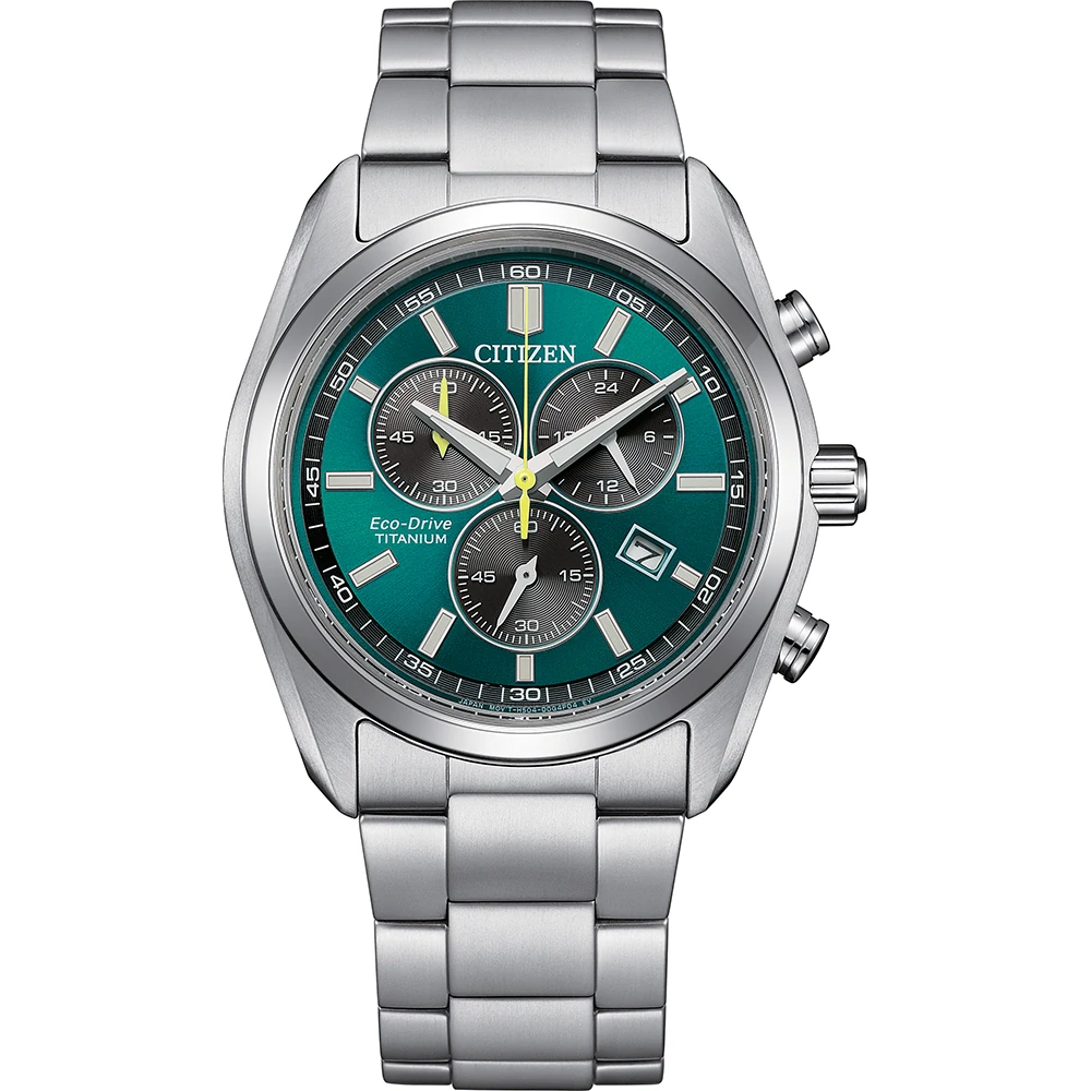 De Citizen AT2590 59X brengt kleur en techniek samen in een slanke chronograaf die direct opvalt door zijn groene wijzerplaat. Dit model is bedoeld voor klanten die niet het standaard zwarte of zilveren horloge willen, maar wel waarde hechten aan draagcomfort en dagelijkse bruikbaarheid. De 40 mm kast houdt het ontwerp toegankelijk en modern, terwijl Super Titanium ervoor zorgt dat dit horloge lichter aanvoelt dan veel klanten verwachten bij een volledig metalen uitvoering. De chronograaf lay out geeft het horloge sportieve energie en Eco Drive maakt het compleet met een gebruiksvriendelijke lichtaandrijving die batterijwissels overbodig maakt.

Groene wijzerplaat zorgt voor een eigentijdse look waarmee dit model zich direct onderscheidt
H504 chronograafuurwerk biedt stopwatch, datum en 24 uursweergave in een slanke kast
84 gram gewicht maakt dit horloge prettig voor langdurig dagelijks dragen