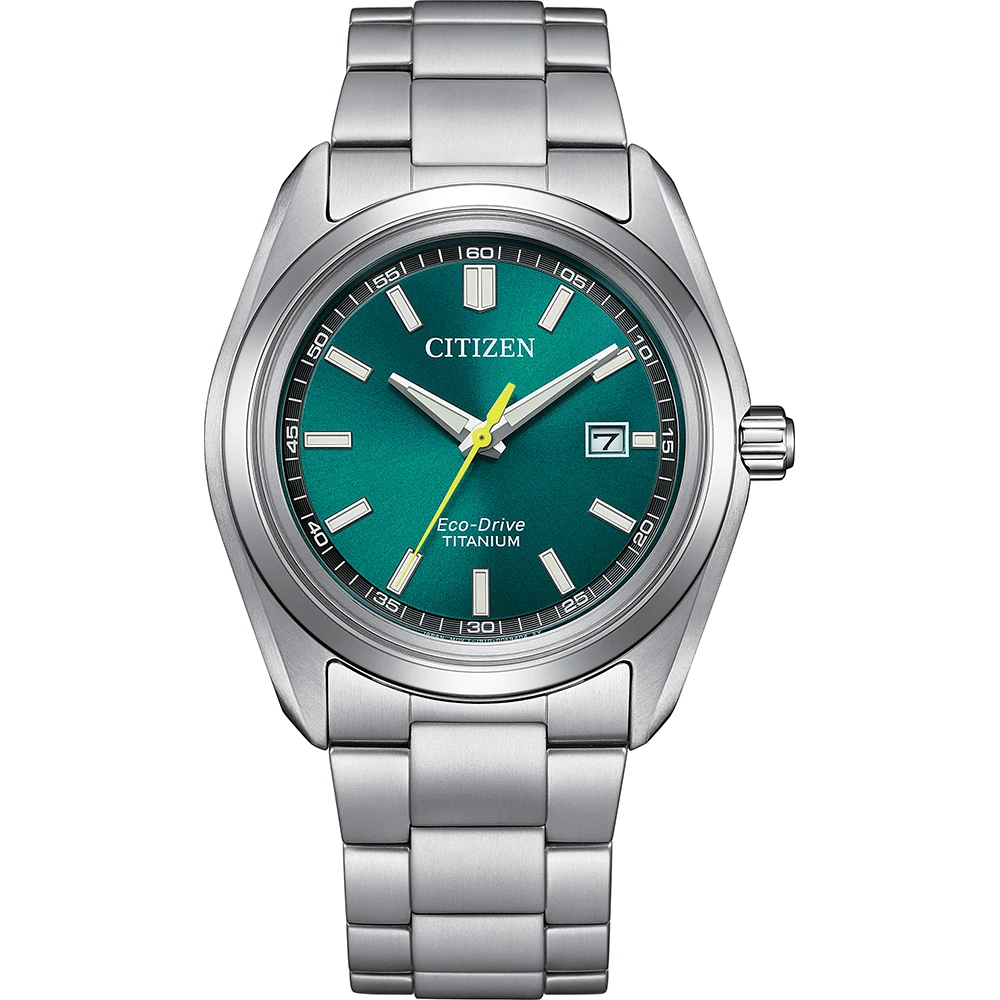Citizen AW1900 50X Super Titanium ECO Drive horloge
De Citizen AW1900 50X spreekt klanten aan die een klassiek horloge zoeken met net wat meer karakter. De groene wijzerplaat geeft dit model een eigentijdse uitstraling en maakt het horloge direct onderscheidend, zonder dat het te uitgesproken wordt. De 40 mm kast en de massieve band van Super Titanium zorgen voor een premium gevoel, terwijl het lage gewicht juist veel draagcomfort oplevert. Daardoor is dit een horloge dat er verzorgd uitziet en tegelijk geschikt blijft voor elke dag. Het grote voordeel zit daarnaast in de Eco Drive techniek. Door opladen via licht heeft de drager geen omkijken naar het vervangen van batterijen en blijft het horloge praktisch in gebruik.

Groene wijzerplaat geeft een modieuze en onderscheidende look die toch goed combineert met veel outfits
Super Titanium maakt het horloge licht, huidvriendelijk en beter bestand tegen gebruikssporen
Slanke kast van 9,49 mm draagt prettig en schuift gemakkelijk onder een mouw