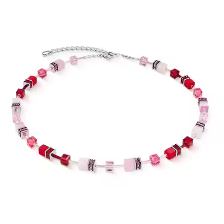 GeoCUBE&reg; Iconic ketting in ros&eacute; blush
De GeoCUBE&reg; Iconic ketting in ros&eacute; blush uit de collectie van COEUR de LION is een sieraad dat meteen opvalt. De combinatie van zachte ros&eacute;- en blushkleuren met een helder rood accent zorgt voor een romantische, maar ook moderne uitstraling. Door de geometrische vormgeving krijgt de ketting een strakke en frisse look, terwijl de warme kleuren hem juist extra lief en stijlvol maken.

Dit collier is een mooie keuze voor Valentijnsdag, een verjaardag of gewoon om iemand (of jezelf) te verrassen. Het is een cadeau dat je vaak kunt dragen en dat bij veel outfits past, van casual tot chic.

Materialen die zorgen voor glans en diepte
In het ontwerp zijn hoogwaardige materialen verwerkt, zoals Swarovski&reg; kristallen, synthetisch tijgeroog en Polaris. Deze mix geeft de ketting meerdere lagen en een mooie afwisseling in kleur en structuur. De glanzende strass-rondellen zorgen voor extra sprankeling, waardoor de ketting ook bij weinig licht prachtig schittert.