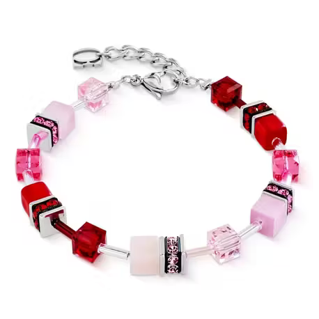 GeoCUBE&reg; Iconic armband Ros&eacute; Blush
De GeoCUBE&reg; Iconic armband in ros&eacute; blush is een stijlvolle armband met een moderne, grafische uitstraling. De herkenbare GeoCUBES geven het ontwerp een iconische look. De kleurverloop van zacht ros&eacute; naar dieper rood zorgt voor een warme, vrouwelijke touch, terwijl de strakke vormen het geheel eigentijds houden.

Materialen die zorgen voor glans en diepte
De armband combineert luxe materialen voor extra schittering: polaris, synthetisch tijgeroog, Swarovski&reg; kristallen, strass-rondellen en geslepen glas. Dit geeft het sieraad diepte en een subtiel fonkelend effect. De afwerking is van hoogwaardig roestvrij staal, waardoor u lang plezier heeft van dit accessoire. De armband is geregen met Swarovski&reg; kristallen, synthetisch tijgeroog, polaris, strass rondellen, geslepen glas en roestvrij staal

Pasvorm, lengte en sluiting
Comfortabel en verstelbaar: LENGTE: 18,5 cm + 3 cm verlengketting. Dikte van de GeoCUBES is : 0,6 cm Sluiting van roestvrij staal
