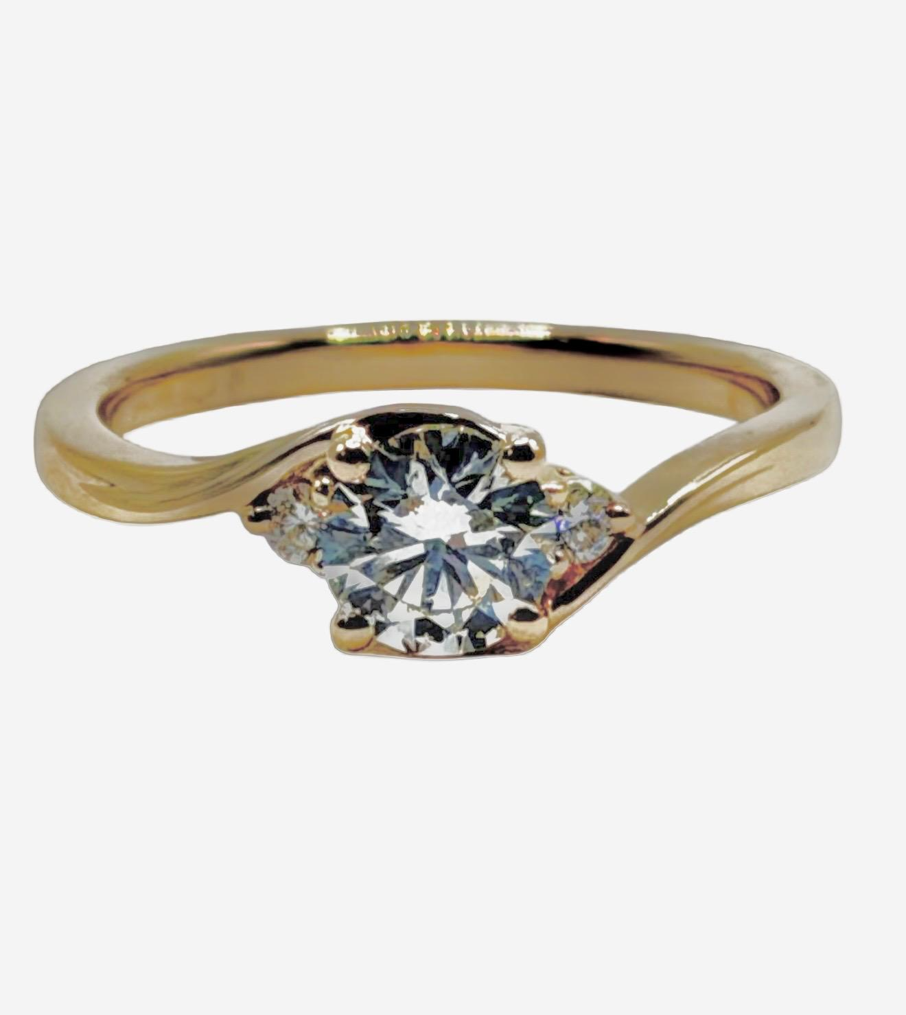 De Labgrown ring, modelnummer 0060, is een prachtige verlovingsring met goudkleurige 14-karaats gouden band. De ring bevat drie briljantgeslepen labdiamanten van 0,80 karaat, kleur D en zuiverheid VS1. Draag deze elegante ring tijdens speciale momenten om liefde en toewijding te symboliseren. Perfect voor huwelijksaanzoeken en romantische gelegenheden.