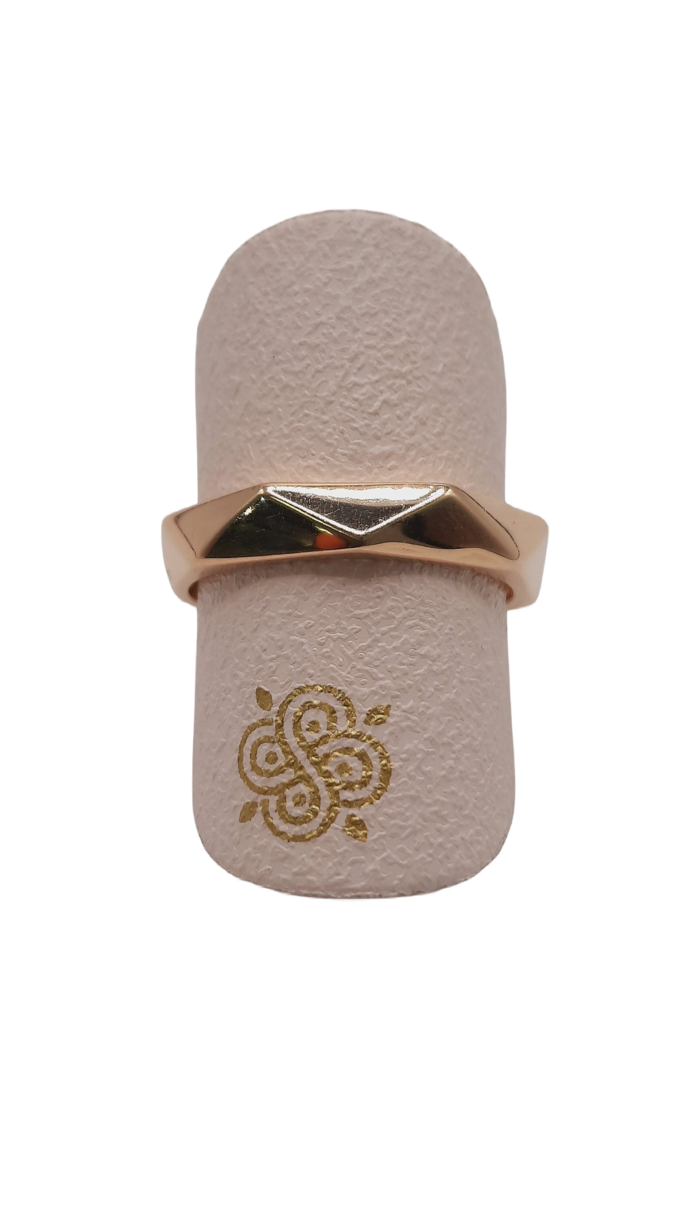De gouden ring, modelnummer BREA-0001962, is een prachtig sieraad gemaakt van 14 karaat goud. Met een breedte van 3,8 mm en een glanzende afwerking voegt deze ring een elegante touch toe aan elke outfit. Draag hem als een verfijnd statementstuk voor speciale gelegenheden of dagelijks voor een subtiele, luxe uitstraling. Ringmaat: 55.