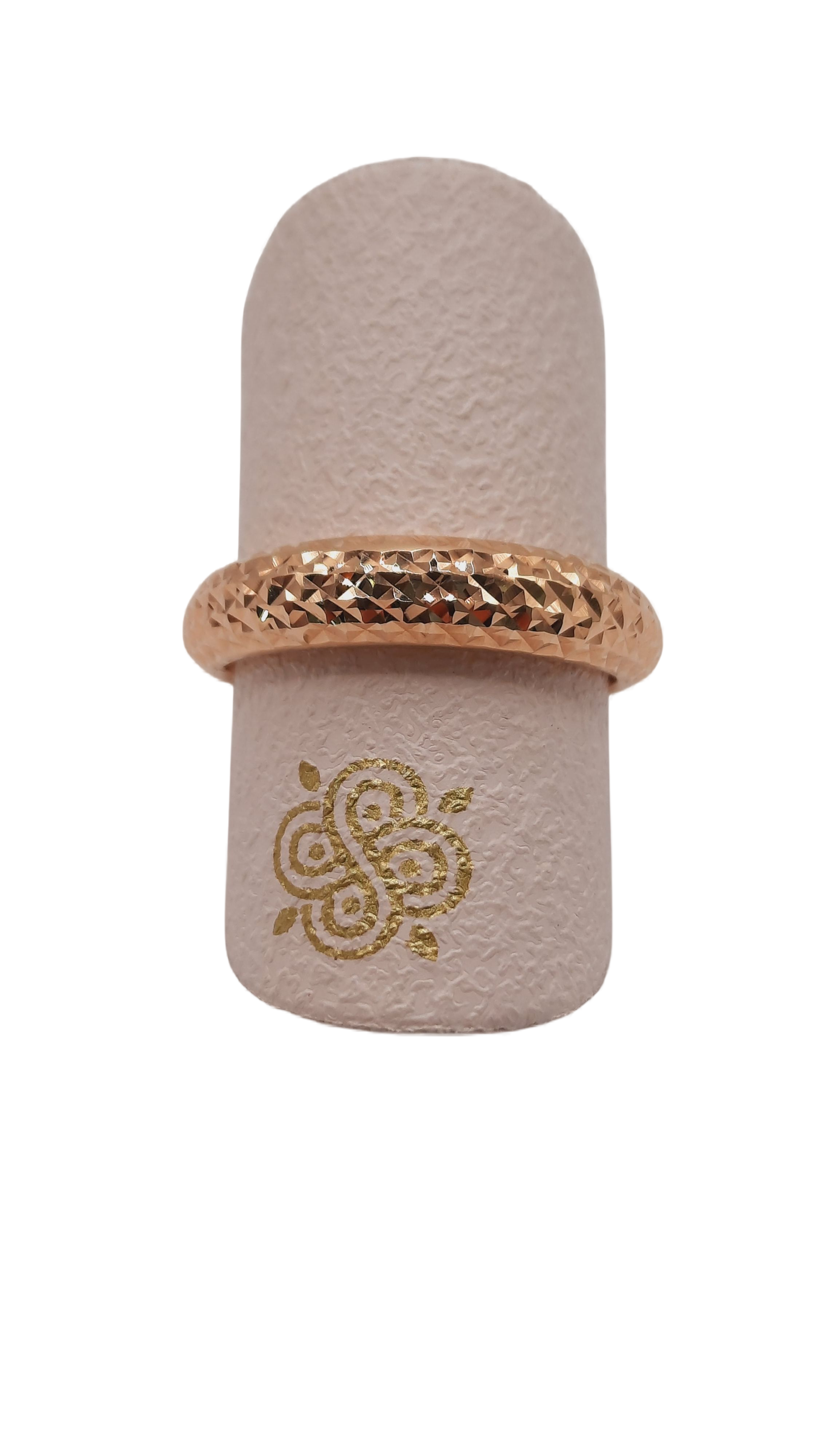 Deze gouden ring met modelnummer 000179 van een onbekend merk is een verfijnd sieraad. Gemaakt van 14 karaat goud, past hij perfect om maat 50 en straalt in een gouden kleur. Ideaal voor dagelijkse elegantie of speciale gelegenheden. Draag hem solo voor subtiele glamour of combineer met andere ringen voor een trendy look.