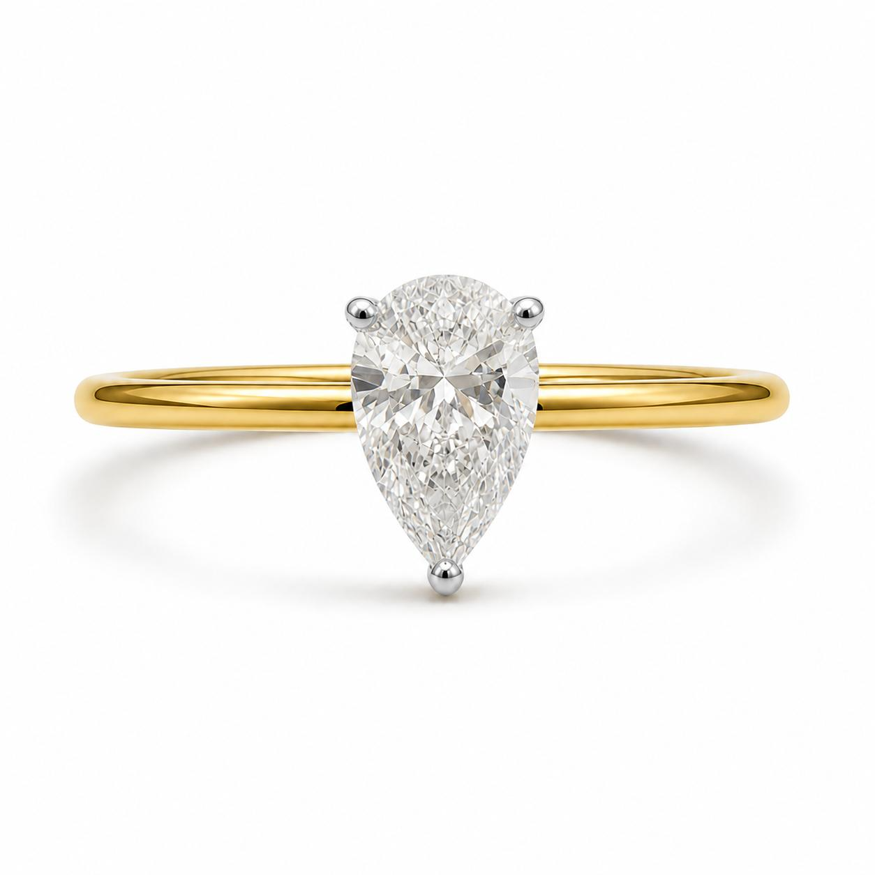 Deze prachtige 18 karaat geelgouden ring is voorzien van een peer geslepen laboratorium gemaakte diamant van 1.00 ct, gecertificeerd door IGI. De verborgen halo van 0.08 ct en diamanten met VS1-helderheid en kleur E voegen extra glans toe. Perfect voor verlovingen, draagt u deze ring om een elegant en blijvend statement te maken. Kwaliteit en schoonheid gecombineerd.