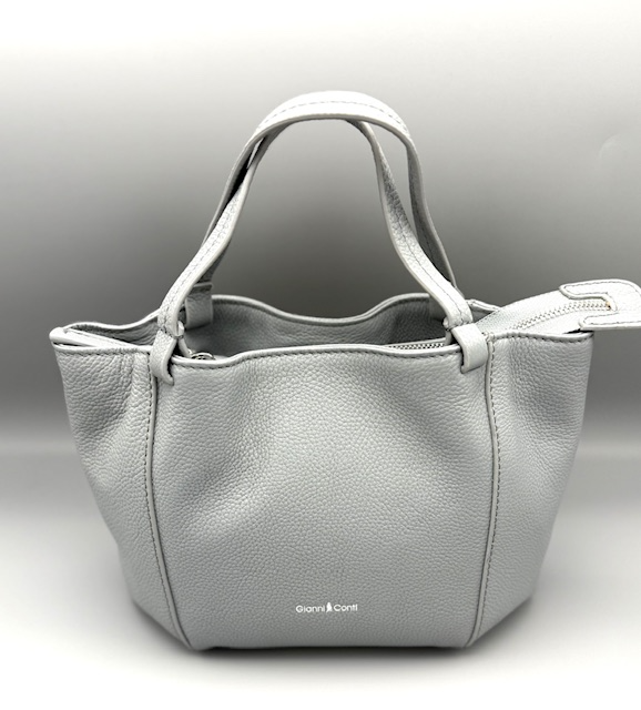 Ontdek deze stijlvolle en praktische handtas, perfect voor dagelijks gebruik. De tas is voorzien van twee korte handgrepen &eacute;n een afneembare, verstelbare schouderriem, zodat je hem zowel in de hand als crossbody kunt dragen. Dankzij de vier metalen pootjes aan de onderkant blijft je tas langer mooi en beschermd tegen slijtage.
De handtas beschikt over een ruim hoofdvak met ritssluiting, aangevuld met een handig ritsvak en een steekvak voor je mobiele telefoon of andere essentials. Zo houd je al je spullen georganiseerd en binnen handbereik.
Met zijn compacte formaat (17 x 23 x 12 cm) is deze tas ideaal voor een dagje uit, werk of een avondje weg. Combineer functionaliteit met een trendy uitstraling en maak je outfit compleet met deze veelzijdige dames tas.
Belangrijkste kenmerken:


Handtas met verstelbare en afneembare schouderriem


Twee stevige handgrepen


Hoofdvak met ritssluiting


Extra ritsvak en steekvak voor telefoon


Metalen pootjes voor bescherming


Compact en praktisch formaat: 17 x 23 x 12 cm


