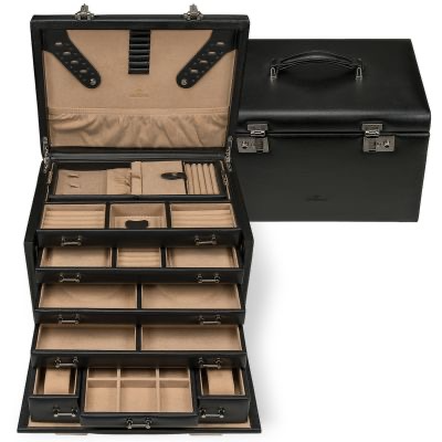 Windrose Ambiance sieraden- en horlogekoffer zwart leer.

Bewaar al je sieraden veilig, overzichtelijk en stijlvol met de luxe Windrose Ambiance sieradenkoffer in zwart leer. Deze hoogwaardige sieradendoos combineert elegant design met maximale functionaliteit en is ideaal voor zowel priv&eacute;gebruik als professioneel gebruik in een B2B-shop.
Dankzij de ruime indeling met maar liefst vijf etages en vier praktische lades heb je altijd een perfect overzicht van je collectie. Ringen, kettingen, armbanden en horloges krijgen elk hun eigen plek, zodat ze beschermd blijven tegen beschadigingen en verlies.
Waarom kiezen voor de Windrose Ambiance sieradenkoffer?
Deze exclusieve sieradenkoffer is vervaardigd uit echt hout en afgewerkt met fijn gestructureerd rundleer. De stevige handgreep en afsluitbare sloten zorgen ervoor dat je sieraden ook onderweg veilig zijn opgeborgen.
✔ Luxe afwerking van echt leer
✔ 5 etages met slimme indeling
✔ Inclusief uitneembaar etui (ook los te gebruiken)
✔ Afsluitbaar voor extra veiligheid
✔ Ideaal voor sieraden &eacute;n horloges
Slimme indeling voor optimale organisatie
De binnenkant van de koffer is ontworpen met oog voor detail. In het deksel vind je sieradenlinten, een open vak en meerdere lussen voor accessoires. De bovenste etage bevat vakken met ringkussens en ruimte voor het losse etui.
Het separate etui is perfect voor onderweg en beschikt over ringhouders, kettinghaken en extra opbergvakken.
De vier lades bieden uitgebreide opbergmogelijkheden:
Lades met zachte vakverdeling voor sieraden
Speciaal horlogevak met ruimte voor 4 horloges
Extra kleine compartimenten voor fijne accessoires
Product specificaties
Merk: Windrose
Collectie: Ambiance
Kleur: Zwart
Materiaal: Echt leer (rundleer)
Afmetingen: 230 x 330 x 230 mm
Gewicht: 6,46 kg

Productnummer: 803216.08
EAN: 4031604321686
Perfect voor liefhebbers van luxe en organisatie
Of je nu een uitgebreide sieradencollectie hebt of op zoek bent naar een stijlvolle opbergoplossing: deze Windrose sieradenkoffer biedt alles wat je nodig hebt. Een ideale combinatie van design, veiligheid en gebruiksgemak.