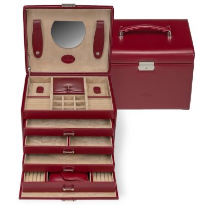 Windrose Merino sieradenkoffer met ge&iuml;ntegreerde sieradentas &ndash; rood
Bewaar je sieraden veilig, overzichtelijk en in stijl met de luxe Windrose Merino sieradenkoffer in elegant rood. Deze hoogwaardige sieradendoos is ontworpen voor liefhebbers van kwaliteit en functionaliteit, en biedt een perfecte combinatie van luxe uitstraling en praktische indeling.
Met vijf etages en vier ruime lades heb je volop opbergruimte voor al je sieraden. Dankzij de slimme vakverdeling blijven ringen, kettingen, armbanden en andere accessoires netjes gescheiden en beschermd tegen krassen of beschadiging.
Luxe en praktisch ontwerp
De sieradenkoffer is voorzien van een stevig handvat, zilverkleurige details en een afsluitbaar slot voor optimale veiligheid. In het deksel bevinden zich twee sieradenbanden en een handige spiegel, ideaal voor dagelijks gebruik.
Uniek aan dit model is de ge&iuml;ntegreerde sieradentas &ndash; perfect om je favoriete sieraden veilig mee te nemen op reis. Deze losse tas beschikt over meerdere vakken, een ringhouder en een praktische magneetsluiting.
Belangrijkste kenmerken
✔ 5 etages met overzichtelijke indeling
✔ 4 praktische lades voor extra opbergruimte
✔ Inclusief uitneembare sieradentas voor onderweg
✔ Spiegel en sieradenbanden in het deksel
✔ Afsluitbaar voor extra veiligheid
✔ Stijlvolle rode afwerking
Indeling en opbergruimte
De bovenste etage bevat diverse vakken met zachte bekleding, ringkussens en compartimenten met schuifdeksel voor kleine sieraden.
De lades bieden extra flexibiliteit:
Grote vakken voor grotere sieraden
Gevoerde compartimenten ter bescherming
Speciale ringhouders
Lade met ge&iuml;ntegreerde sieradentas
De losse sieradentas is uitgerust met:
Magneetsluiting
Meerdere insteekvakken
Ringhouder voor veilige opslag onderweg
Productspecificaties
Merk: Windrose
Collectie: Merino
Kleur: Rood
Afmetingen: 205 x 260 x 220 mm
Gewicht: 2,86 kg

Productnummer: 803696.00
EAN: 4031604369602
Perfect voor thuis en onderweg
Of je nu je sieraden thuis netjes wilt organiseren of een praktische oplossing zoekt voor op reis: deze Windrose Merino sieradenkoffer biedt alles wat je nodig hebt. Een stijlvolle must-have voor elke sieradenliefhebber.