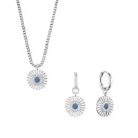 Dit sieradenset uit de Arctic Flowers collectie van BERING straalt rust en helderheid uit. De ronde hanger met stralenpatroon omlijst een blauwe gefacetteerde zirkonia &ndash; als een ijskristal in bloei. Het zilverkleurige staal versterkt de diepte van het blauw en geeft het geheel een serene uitstraling.

De combinatie van zilver en ijsblauw zorgt voor een modern en ingetogen design. De oorbellen hebben afneembare hangers voor veelzijdige styling.

Gemaakt van zilverkleurig roestvrij staal met blauwe gefacetteerde zirkonia. Onderdeel van de Arctic Flowers collectie.