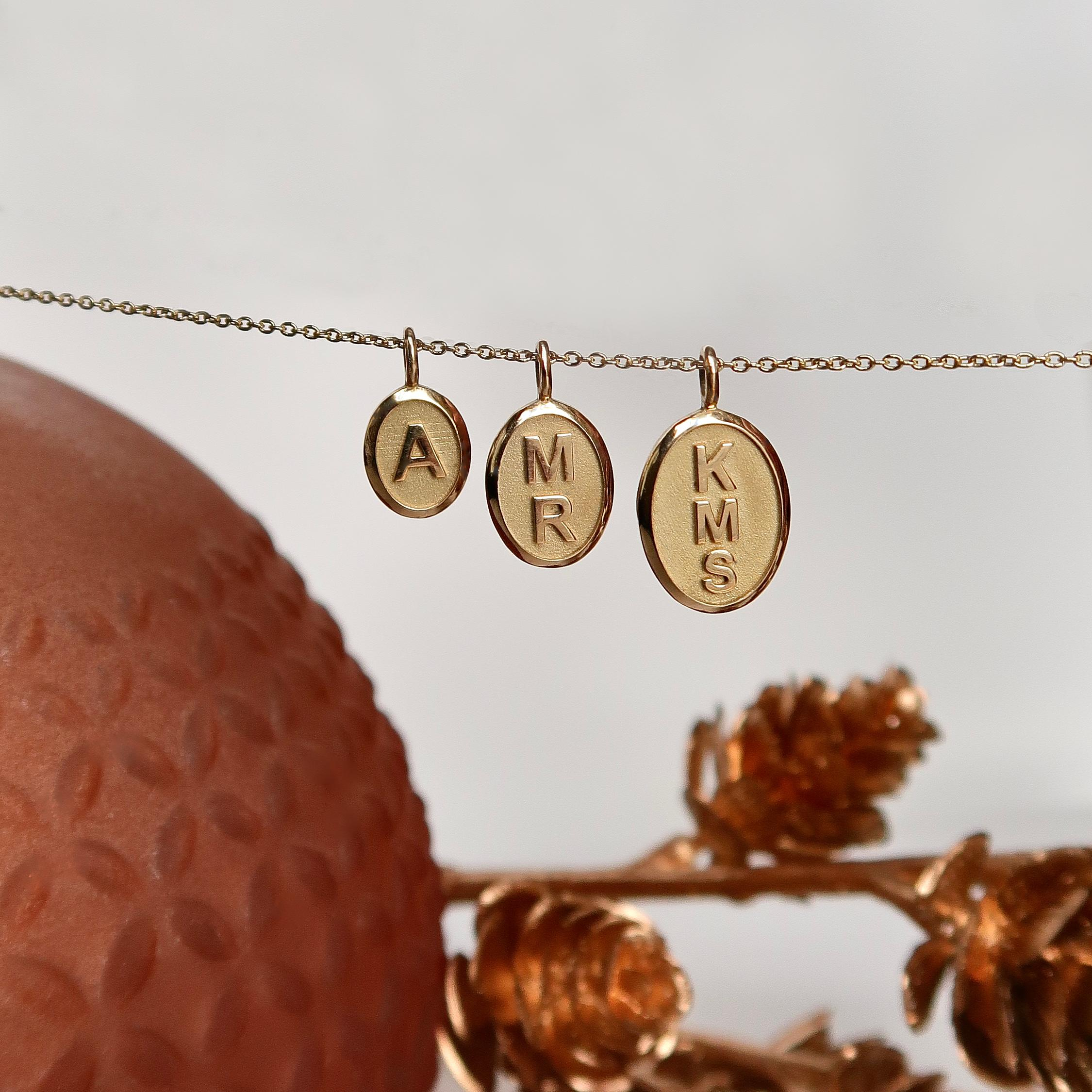 Maak je sieraden nog persoonlijker met onze unieke Oavlia bedels!

Ontdek binnen onze Ovalia Collectie vier verschillende hangbedelopties die je volledig naar eigen wens kunt personaliseren.

Kies bijvoorbeeld voor de Hang Ovalia 1 bedel een initiaal dat voor jou of een geliefde belangrijk is, of selecteer een symbolisch element dat een speciale betekenis toevoegt aan jouw sieraad.