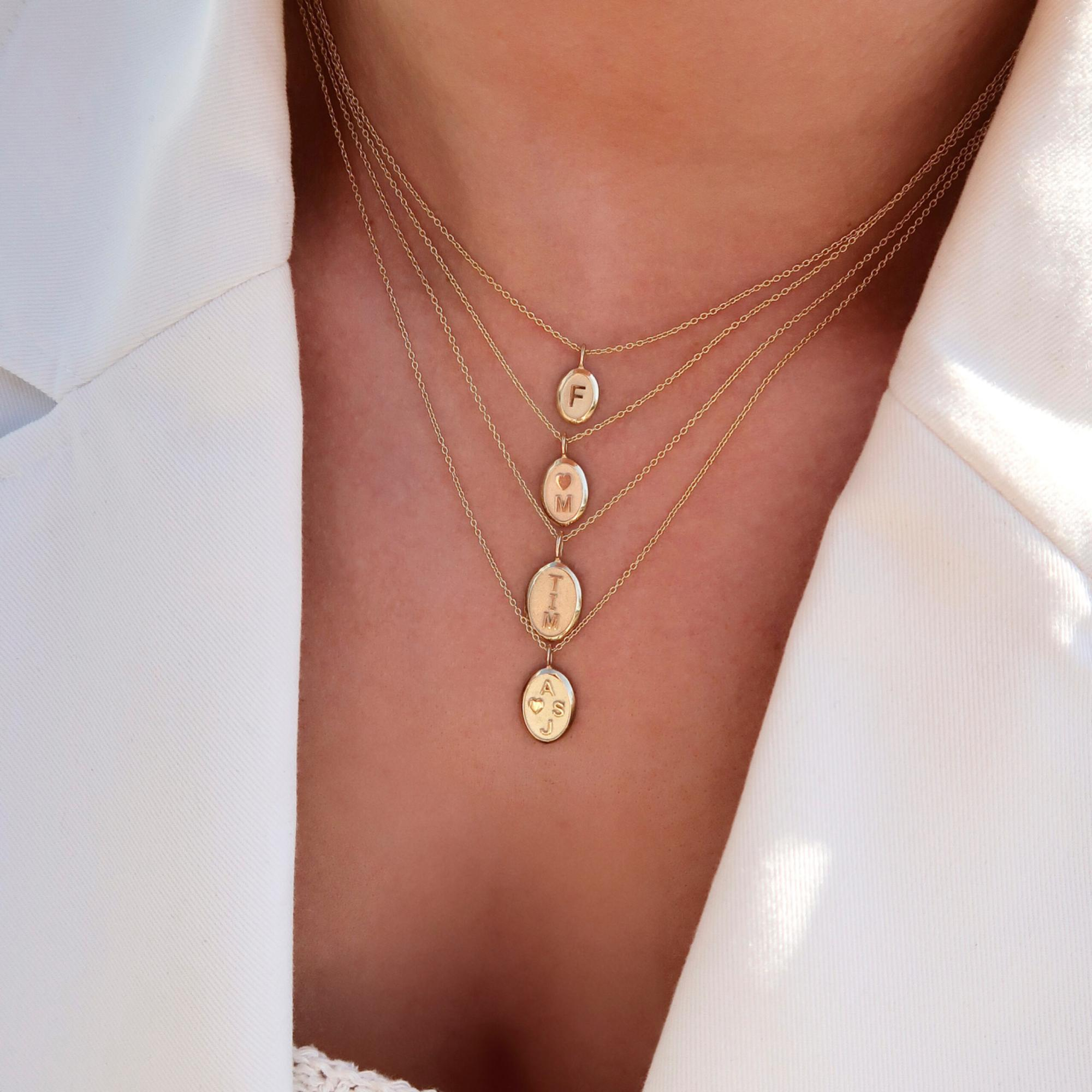 Ontwerp jouw unieke Minioro ketting met deze Ovalia bedel uit onze Letter Love Collectie, vervaardigd van 14-karaats goud!

Voeg initialen toe aan de Ovalia 2 hangbedel of kies een symbolisch element dat belangrijk is voor jou of een geliefde.
Zo cre&euml;er je een ketting met een speciale betekenis en een blijvende herinnering.