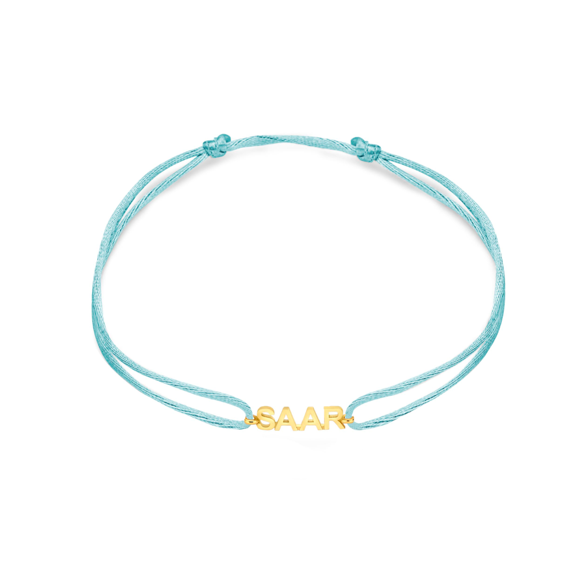 Ontwerp jouw eigen Satin Nametag armband, een prachtig glanzend satijnen koord met een 14-karaats gouden Nametag voorzien van jouw naam, die van een geliefde of een ander betekenisvol woord.

Met deze Nametag armband maak je een speels statement en voeg je een unieke, persoonlijke touch toe aan jouw stijl!

Met de favoriete kleur satijn en cre&euml;er zo je jouw eigen unieke armband met Nametag.