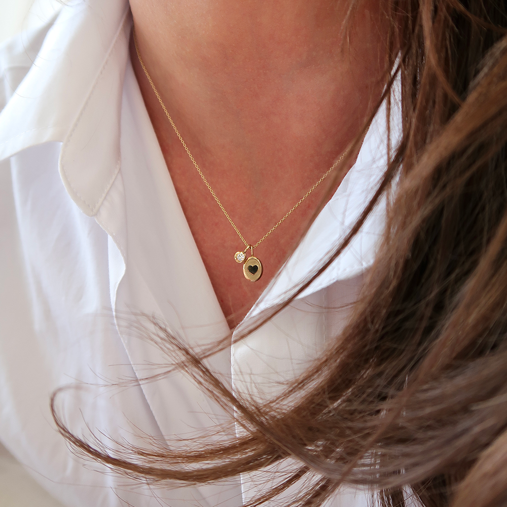 Maak je sieraden nog persoonlijker met onze unieke Oavlia bedels!

Ontdek binnen onze Ovalia Collectie vier verschillende hangbedelopties die je volledig naar eigen wens kunt personaliseren.

Kies bijvoorbeeld voor de Hang Ovalia 1 bedel een initiaal dat voor jou of een geliefde belangrijk is, of selecteer een symbolisch element dat een speciale betekenis toevoegt aan jouw sieraad.