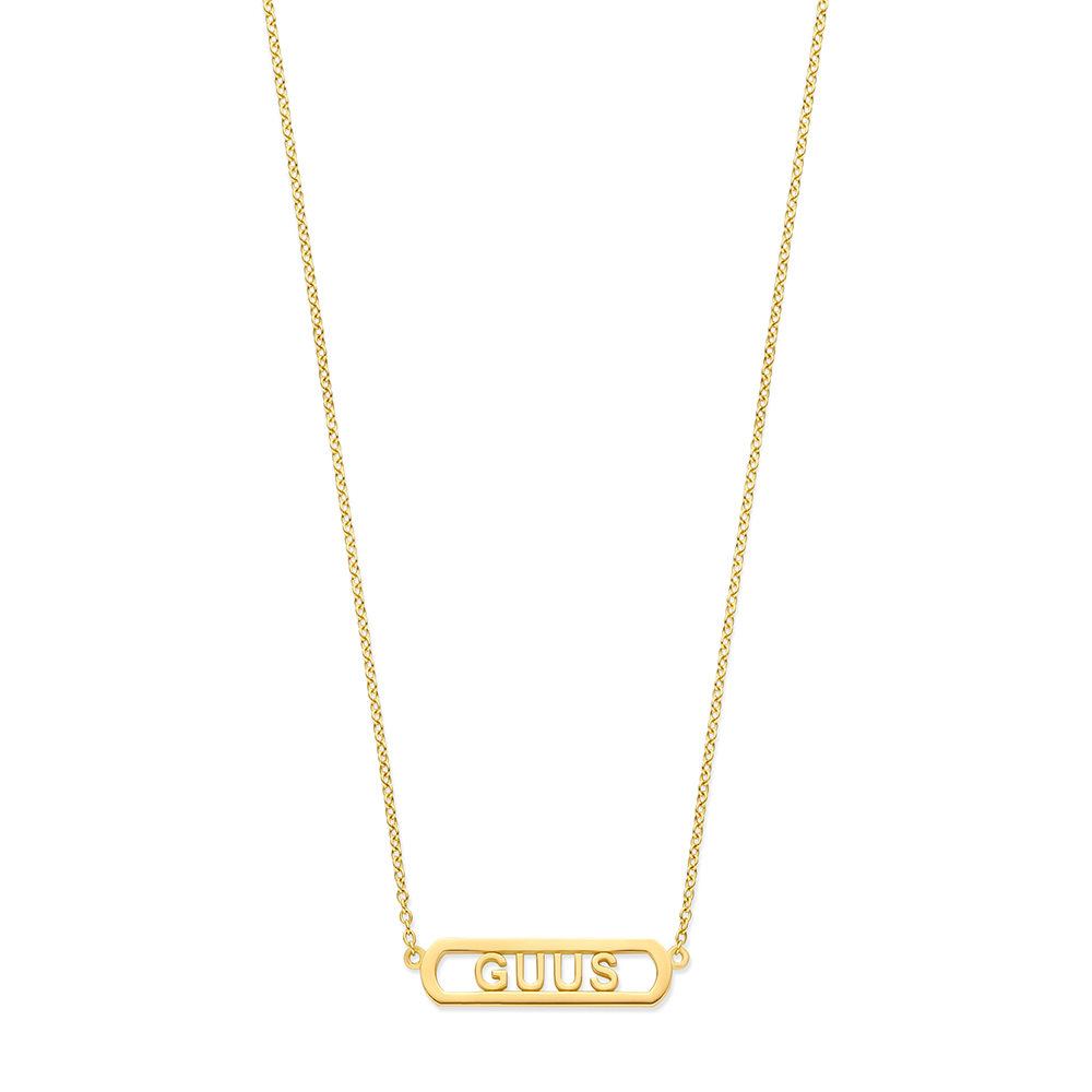 De Bend ketting combineert een verfijnde 14-karaats gouden schakel met een zachte, ovale hanger.

Personaliseer de hanger met maximaal 12 tekens: initialen, een naam of zelfs een datum in Romeinse cijfers, en maak dit sieraad &eacute;cht van jou.

Draag hem solo als een tijdloos accent, of mix &rsquo;m met andere kettingen voor een persoonlijke, gelaagde look.