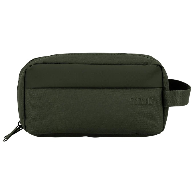 Jump Dunaa Toilettas Navy &ndash; 2 compartimenten 22x12x10 cm
De Jump Dunaa toilettas Navy (marine) is een stijlvolle en praktische toilettas met 2 compartimenten en een compact formaat van 22x12x10 cm. Ideaal voor weekendtrips, korte vakanties en verre reizen.
Slim ontwerp met 2 compartimenten
Dankzij de twee aparte vakken organiseer je eenvoudig je toiletartikelen, verzorgingsproducten of make-up. Alles blijft overzichtelijk en netjes opgeborgen tijdens je reis.
✔ Afmeting: 22x12x10 cm
✔ 2 ruime compartimenten met ritssluiting
✔ Compact en ruimtebesparend
✔ Perfect voor handbagage of weekendtas
Functioneel &eacute;n stijlvol
Zowel functioneel als stijlvol: de Dunaa collectie is ontworpen om jouw tempo bij te houden.
Licht, sterk en flexibel past deze toilettas zich moeiteloos aan &mdash; van citytrips tot verre reizen.
De marine/navy kleur zorgt voor een tijdloze en elegante uitstraling die past bij iedere reisuitrusting.
Lichtgewicht en duurzaam
Gemaakt van stevig en licht materiaal is deze toilettas bestand tegen intensief gebruik. Dankzij het compacte formaat past hij eenvoudig in je koffer, cabine reistas of rugzak.
Waarom kiezen voor de Jump Dunaa toilettas Navy?
✔ Compact formaat 22x12x10 cm
✔ Twee praktische compartimenten
✔ Lichtgewicht en duurzaam
✔ Tijdloze marine/navy kleur
✔ Geschikt voor dames en heren
Verken. Droom. Begin opnieuw.
Met Dunaa reis je georganiseerd en in stijl.