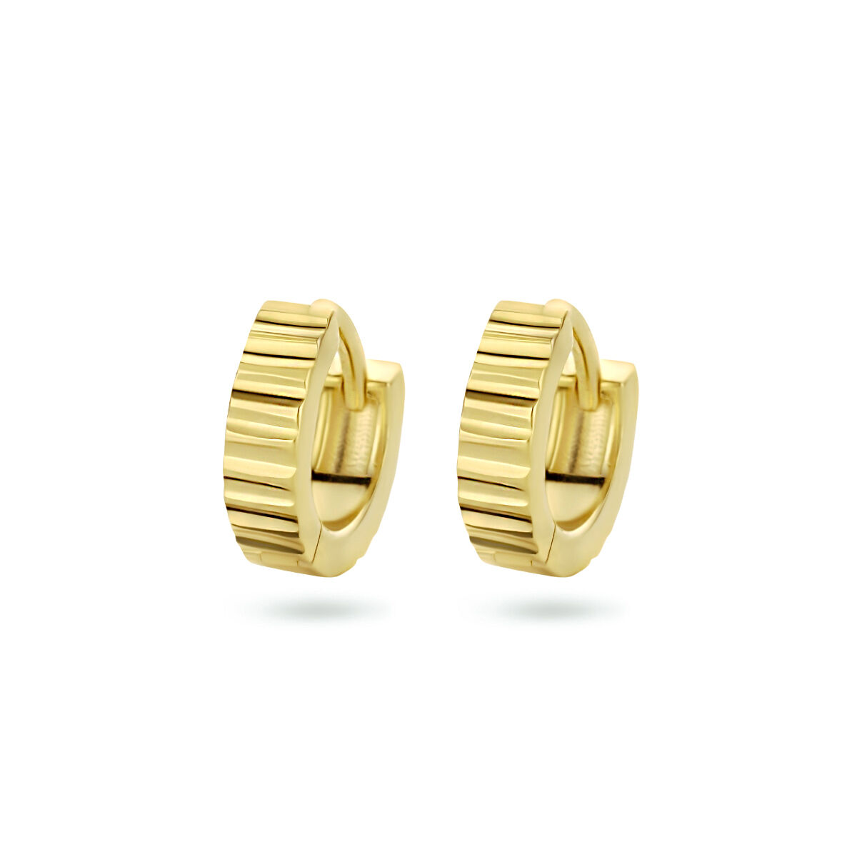 Geelgoud op 925 zilveren klapoorringen. De oorringen hebben een diameter van 11mm. Geen garantie op plating.