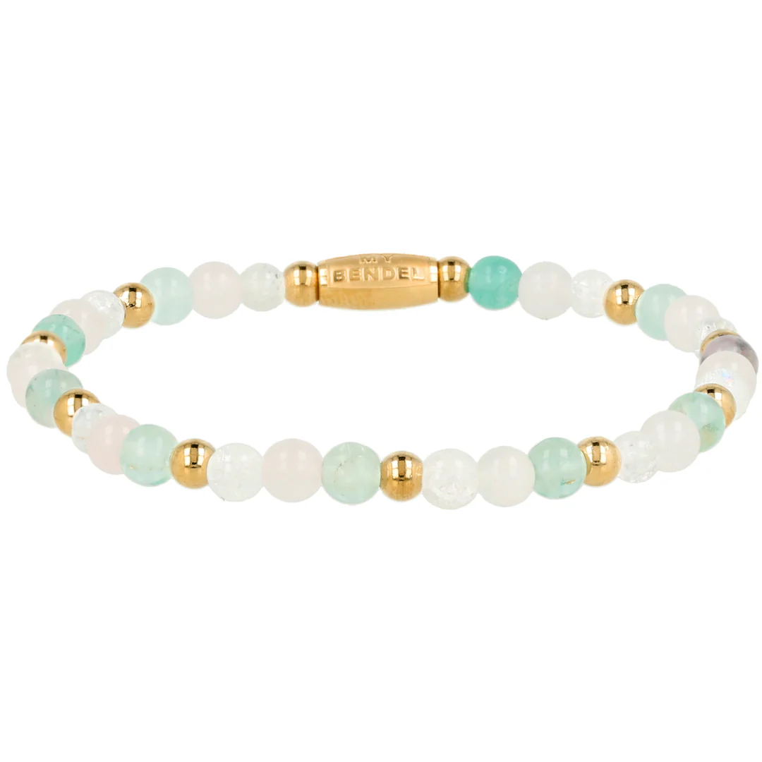 Een verfijnde armband met verschillende kralen van echte edelstenen. Rozenkwarts, sneeuwkwarts en fluoriet, afgewisseld met 14K gold plated kralen.