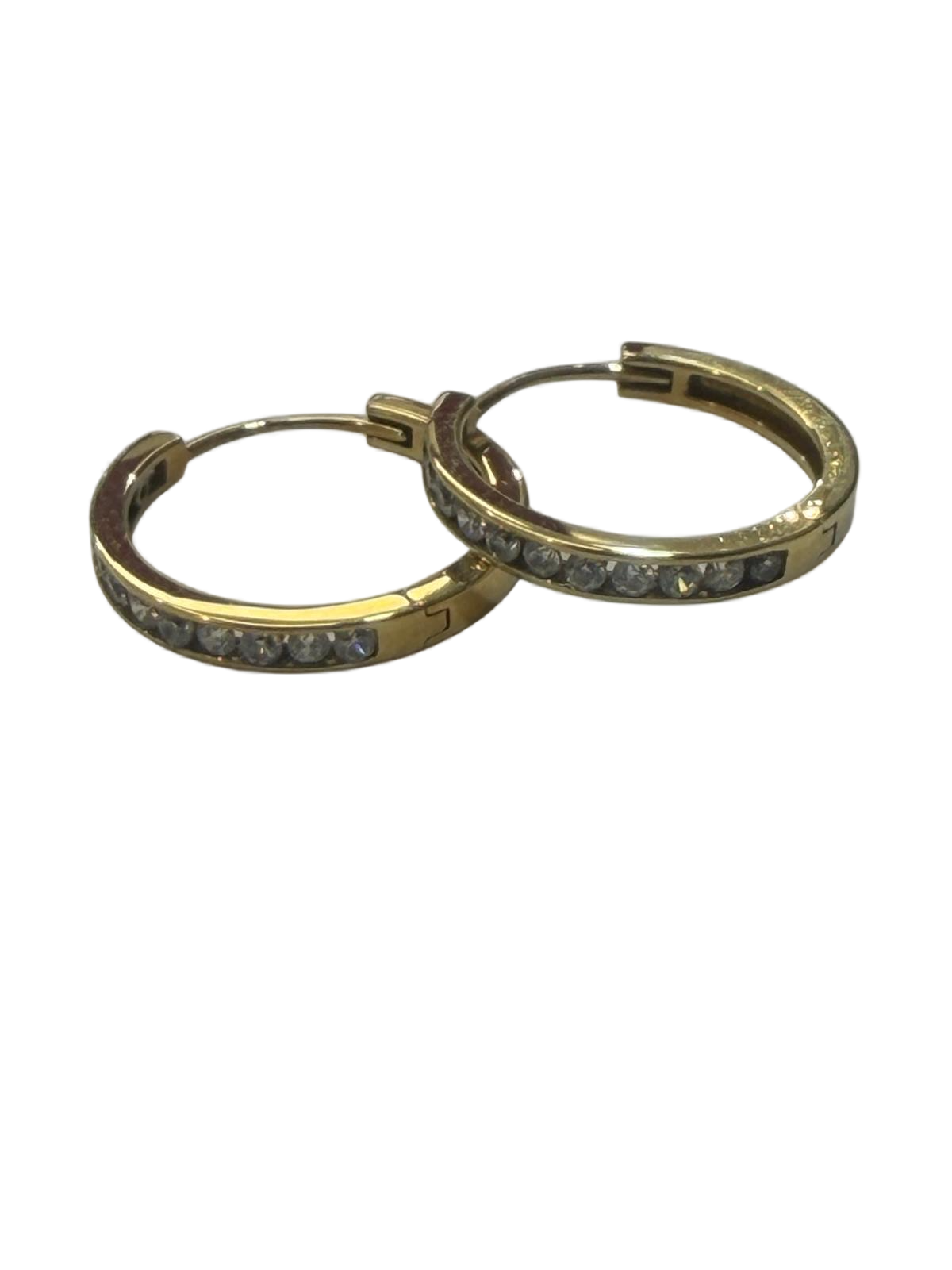 Deze prachtige gouden oorbellen, modelnummer BREA-000397, zijn gemaakt van 14-karaats goud en zijn voorzien van glanzende stenen. Ze hebben een creoolvorm met een breedte van 2 mm en een diameter van 12 mm. Perfect voor zowel dagelijks gebruik als bijzondere gelegenheden. Draag ze om je outfit direct een elegante en verfijnde uitstraling te geven.