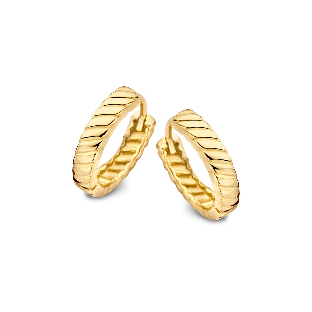 De Oorringen geelgoud met modelnummer OE107484 zijn elegante creolen vervaardigd uit hoogwaardig goud. Met een diameter van 13 mm en een breedte van 3 mm zijn ze subtiel yet stijlvol. Ze hebben een glanzende afwerking. Perfect om dagelijks te dragen of voor speciale gelegenheden, gecombineerd met andere gouden sieraden voor een verfijnde look.
