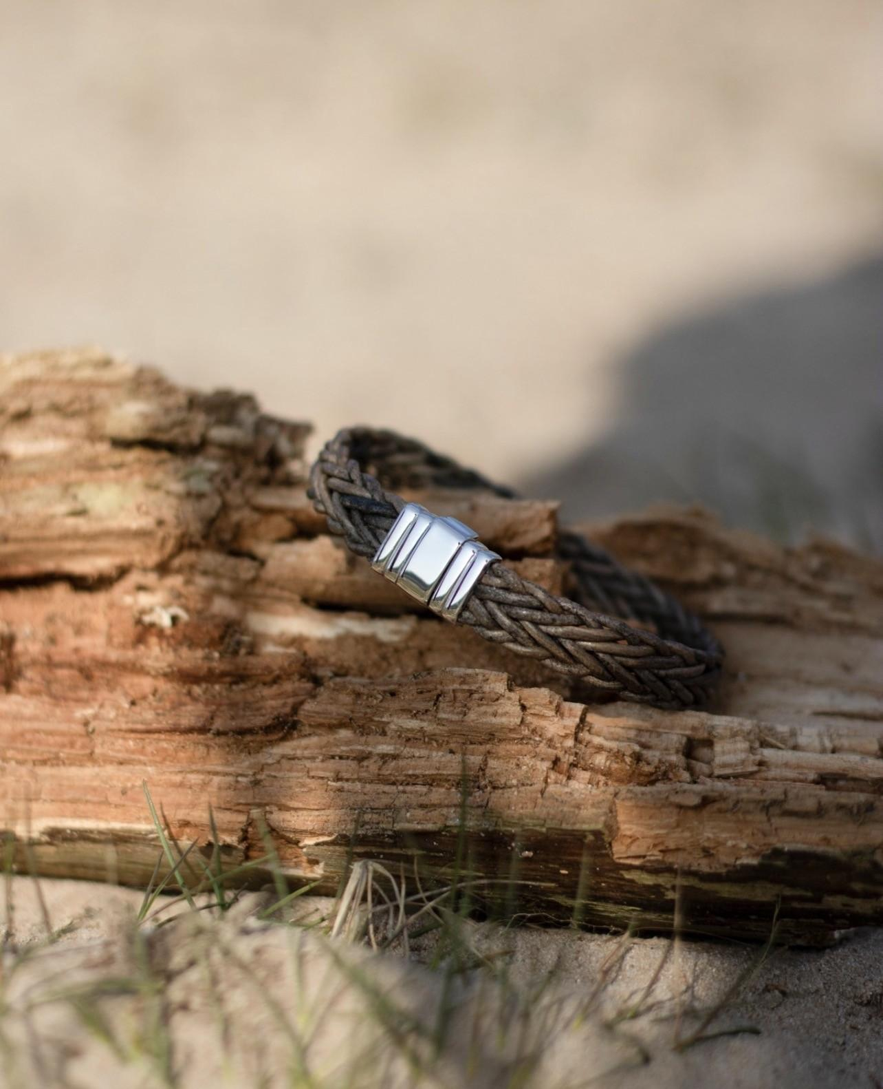 Zilveren armband met lederen bandje. Bovenop het zilveren stuk kan een gravuren geplaatst worden. In het slot is het mogelijk om as te verwerken. De lederen band is verkrijgbaar in diverse kleuren en wordt voor u op de juiste polsmaat gemaakt.