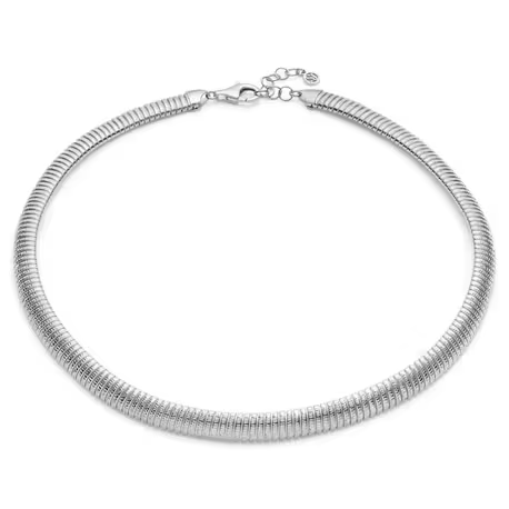 Sif Jakobs collier tubogas met stretch
Een soepel, rond vallend tubogas collier uit de Riva-collectie van Sif Jakobs, gemaakt van 1e gehalte zilver en afgewerkt met een rhodiumlaag. De subtiele ribstructuur geeft het collier een rustige glans en een moderne uitstraling. Het is 45 cm lang en 8 mm breed, met een stevige sluiting en verlengstukje voor een prettige pasvorm.

Gerhodineerd zilver met veerkrachtige tubogas-structuur
De tubogas-vlechting zorgt voor een lichte stretch en een mooi vloeiende lijn rondom de hals. Door de gerhodineerde afwerking blijft het zilver helder van kleur en oogt het oppervlak verzorgd, ook bij veel dragen.

Artikelnummer: SJ-N2750.

Solo gedragen is dit collier krachtig in zijn eenvoud; gecombineerd vormt het een strakke basis onder andere kettingen. Het draagt comfortabel en blijft mooi in model.