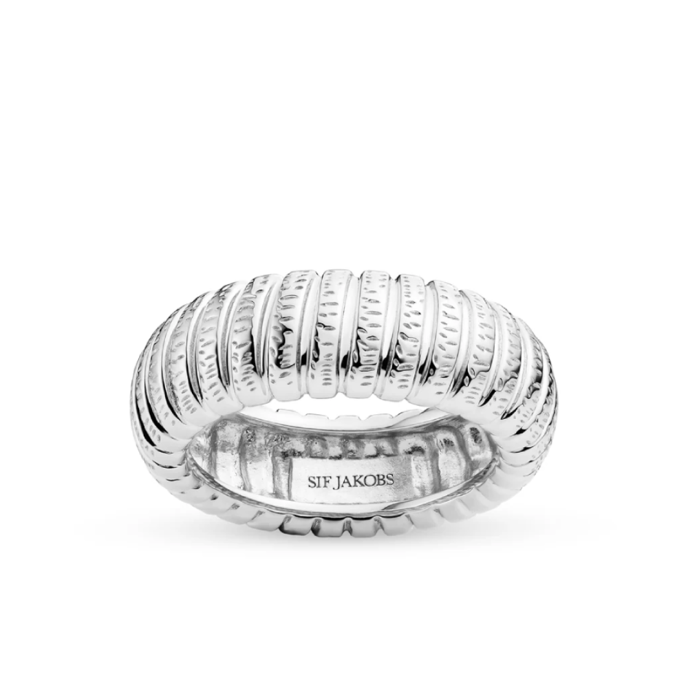 De SJ-R2755 ring, geclassificeerd als een exclusief juweel, biedt een verfijnde uitstraling die elegantie en stijl uitstraalt. Ideaal voor speciale gelegenheden, kan deze ring solo worden gedragen of gecombineerd met andere sieraden voor een gelaagde look. Draag hem aan je ringvinger voor een klassieke presentatie of mix met andere ringen voor een moderne draai.