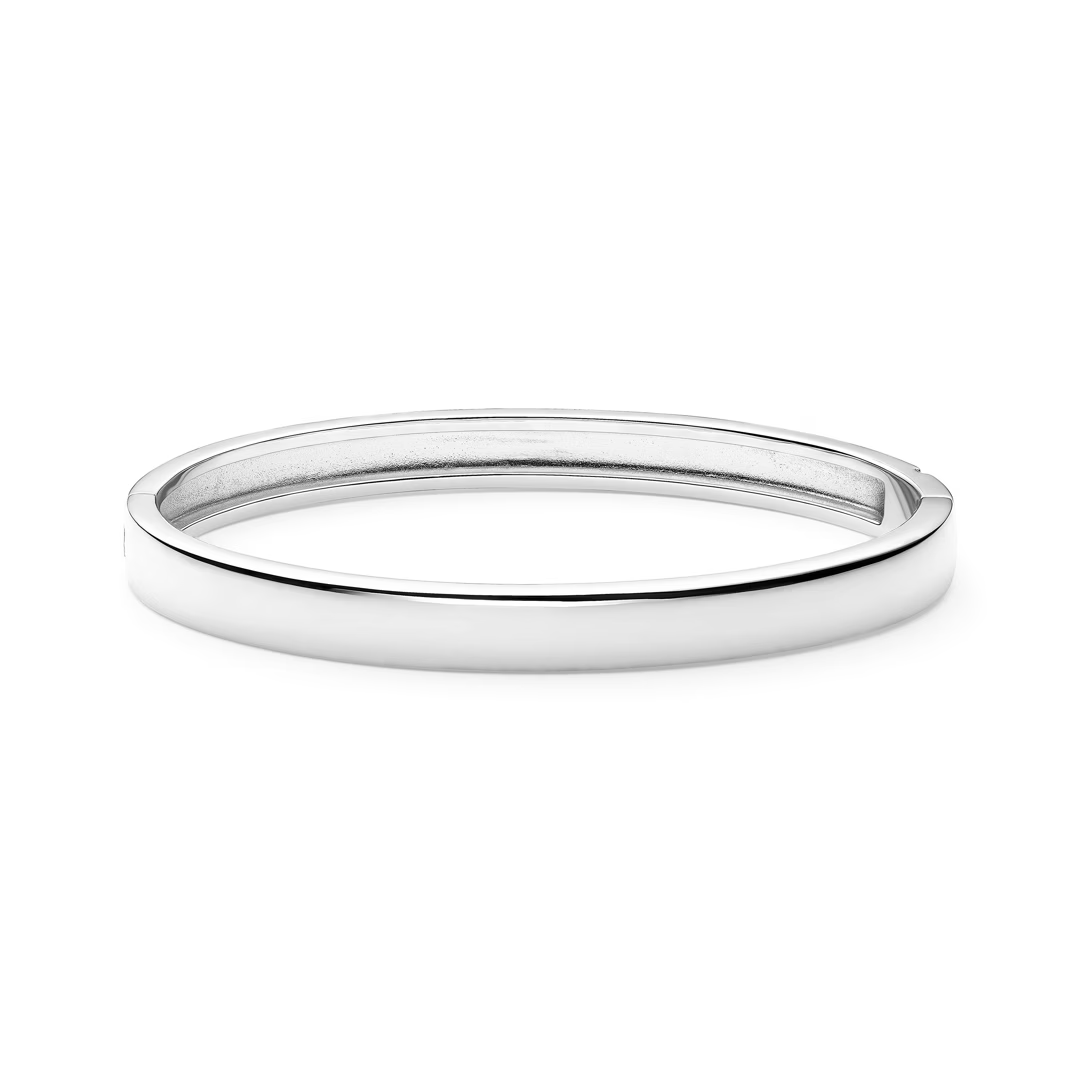 De Sif Jakobs Como Bangle past perfect in een moderne, alledaagse garderobe en vormt een verfijnd en veelzijdig accent bij elke outfit. Dit elegante sieraad is zorgvuldig ontworpen met een slank silhouet dat zowel bij professionele kleding als bij casual weekendlooks past. De armband is gemaakt van hoogwaardig gerhodineerd 925 sterling zilver en heeft een schitterend gepolijst oppervlak dat het licht met een verfijnde glans weerkaatst. De minimalistische esthetiek en duurzame constructie zorgen ervoor dat deze armband jarenlang een tijdloze klassieker in uw sieradencollectie zal blijven.
