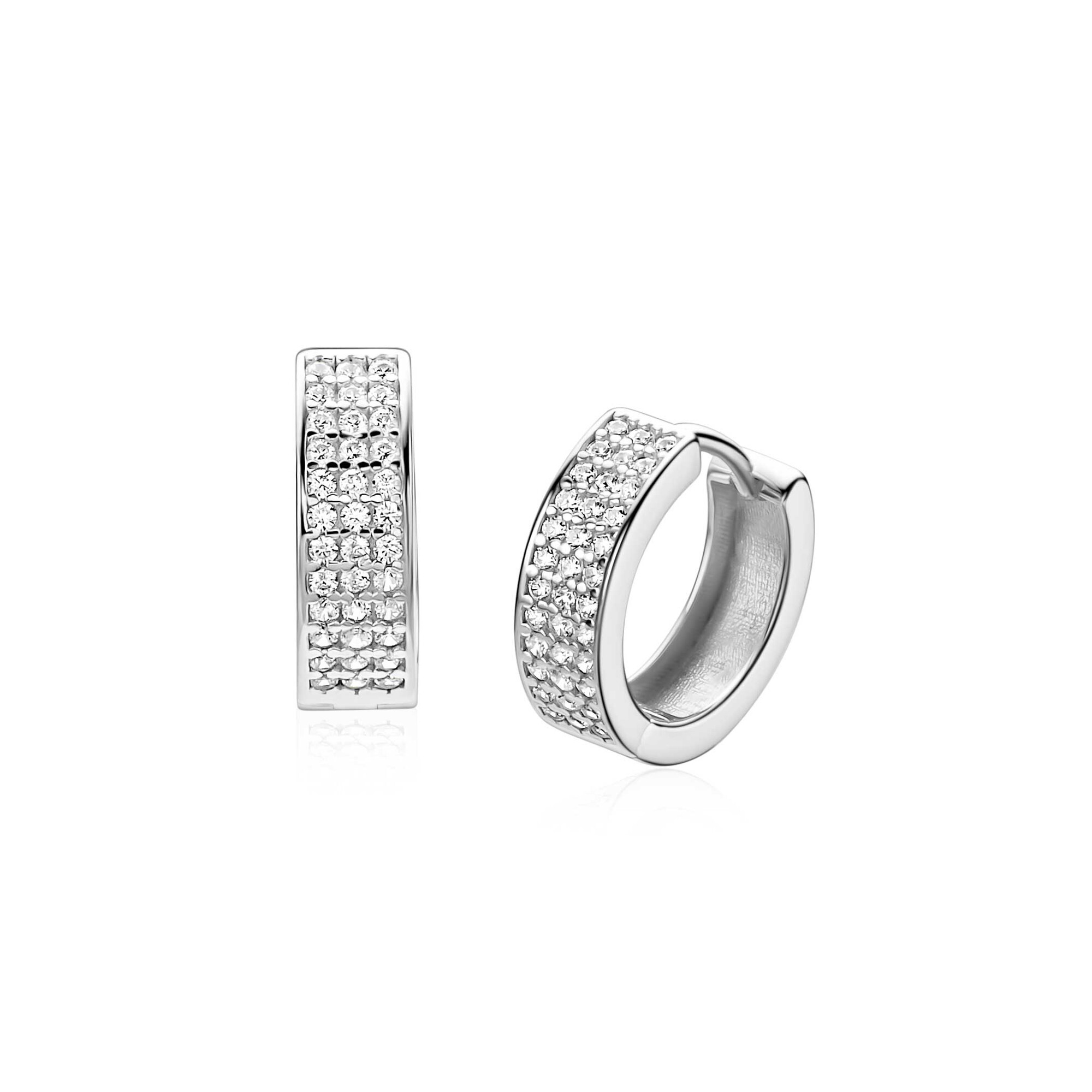 De 13mm ZINZI zilveren brede oorringen, modelnummer ZIO2862, zijn echte blikvangers met drie rijen schitterende witte zirkonia&rsquo;s en een luxe klapsluiting. Deze creolen vallen in de categorie sieraden en zijn perfect om op zichzelf te dragen voor een verfijnde look, of in combinatie met andere zilveren sieraden voor een statement. Een must-have accessoire!
