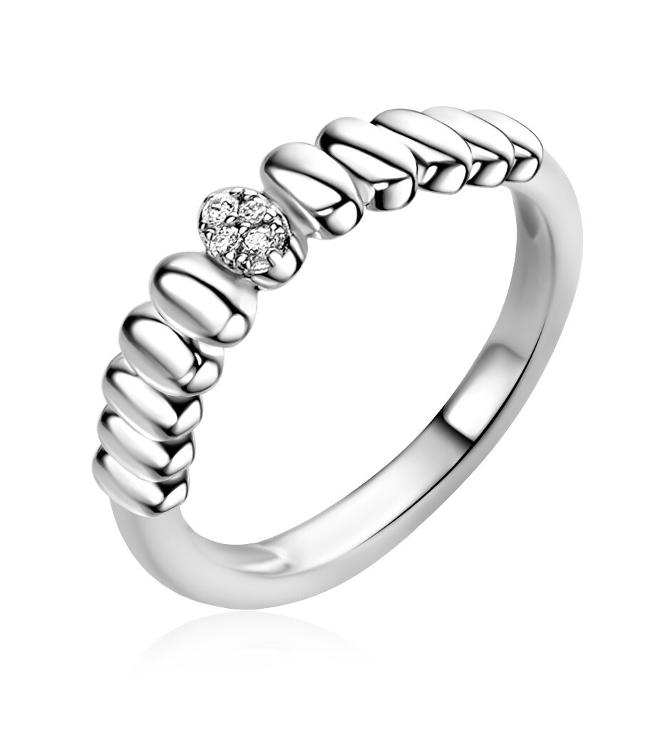 De ZINZI zilveren ring ZIR2876-56 is een elegante accessoire met sierlijk gladde ovalen, waarbij de middelste bezet is met fonkelende witte zirkonia&rsquo;s. Perfect voor een verfijnde look, draag deze ring solo voor een subtiele uitstraling of combineer met andere zilveren sieraden voor een stijlvolle, gelaagde look. Ideaal voor speciale gelegenheden of dagelijks gebruik.