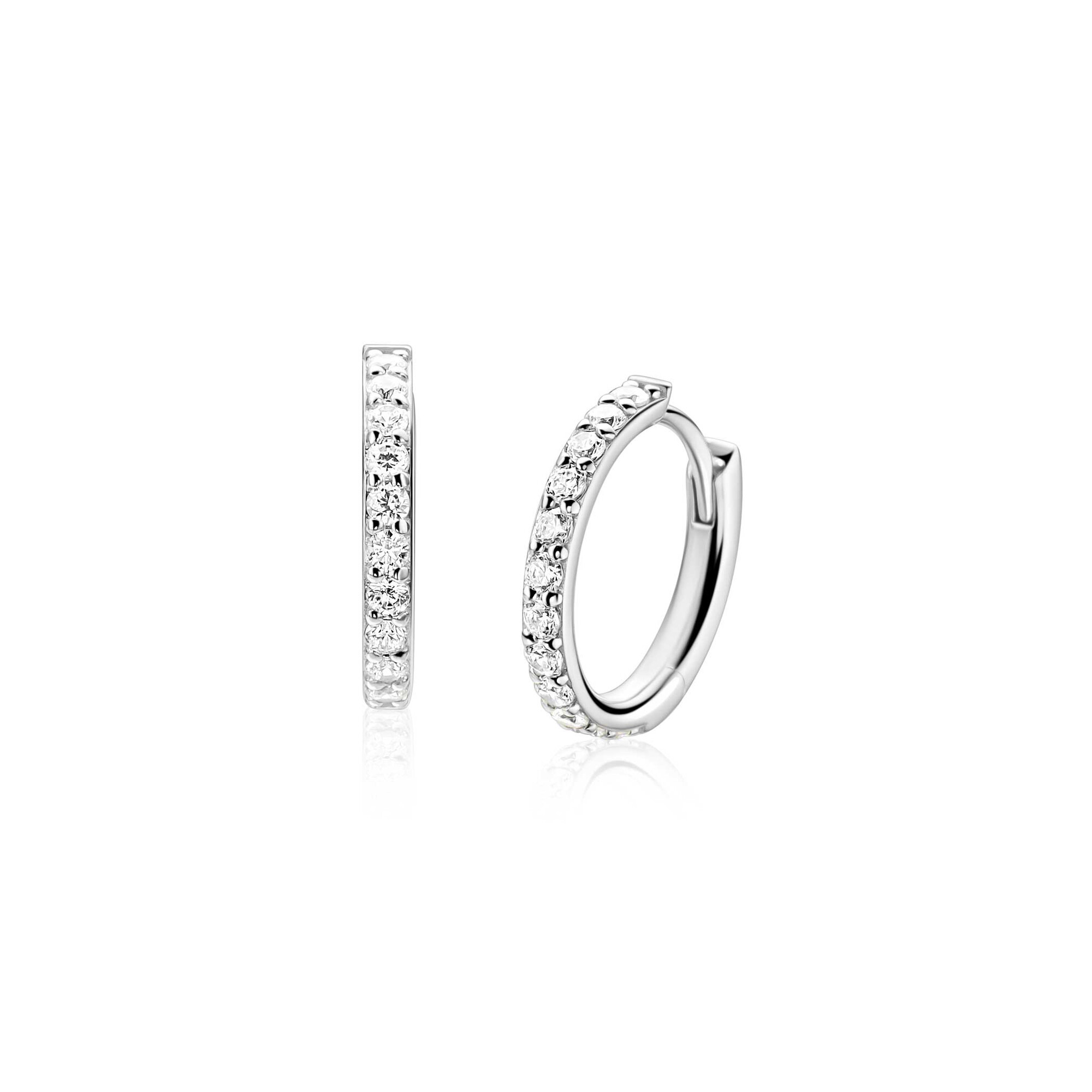 De ZINZI oorringen, modelnummer ZIO2881, zijn elegante creolen van 16x2mm. Deze nieuwe sieraden zijn gemaakt van hoogwaardig 925 sterling zilver en glinsteren met zirconia's. Ze zijn zilverkleurig en perfect voor alledaags gebruik of speciale gelegenheden. Draag ze om een stijlvolle en verfijnde look te cre&euml;ren die je outfit compleet maakt.