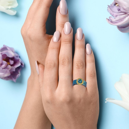 Der Ring "Niob geh&auml;mmert, Fass. G.750, Bl.Topas" mit der Modellnummer N/51371/000 besticht durch sein eindrucksvolles Design aus geh&auml;mmertem Niob und einer Fassung aus 750er Gold. Im Zentrum steht ein strahlender blauer Topas. In Gr&ouml;&szlig;e 55 ist dieser Ring ideal f&uuml;r den besonderen Anlass und sollte am Ringfinger getragen werden, um seinen Glanz optimal zur Geltung zu bringen.