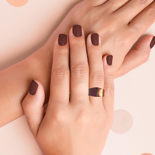 Der Ring Niob geh&auml;mmert mit Goldnaht  besticht durch ein einzigartiges, strukturiertes Design mit feiner Goldnaht. Tragen Sie diesen handwerklich gefertigten Ring als ausdrucksstarkes Accessoire zu schlichten Outfits oder kombinieren Sie ihn mit weiteren Schmuckst&uuml;cken f&uuml;r einen individuellen Look. Perfekt f&uuml;r den Alltag und besondere Anl&auml;sse.