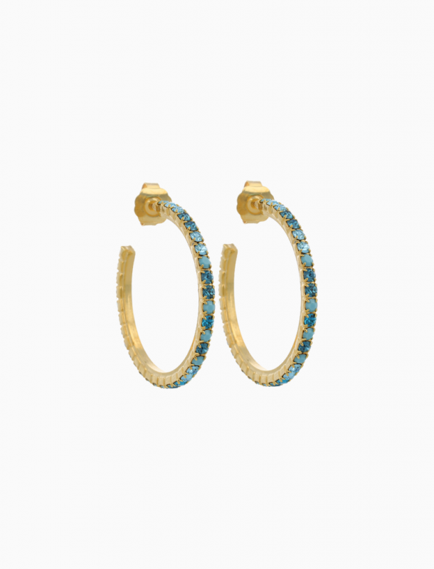 Geef je outfit een elegante upgrade met de 'Noor Multi Turchese Creool Oorbellen' van LOTT. gioielli. Met hun fijne afwerking van strass elementen tillen ze elke look moeiteloos naar een hoger niveau. Het draagcomfort staat voorop, waardoor je bijna vergeet dat je ze in hebt. Een perfecte balans tussen sprankeling en karakter. Deze oorbellen zijn een must-have voor de moderne vrouw.