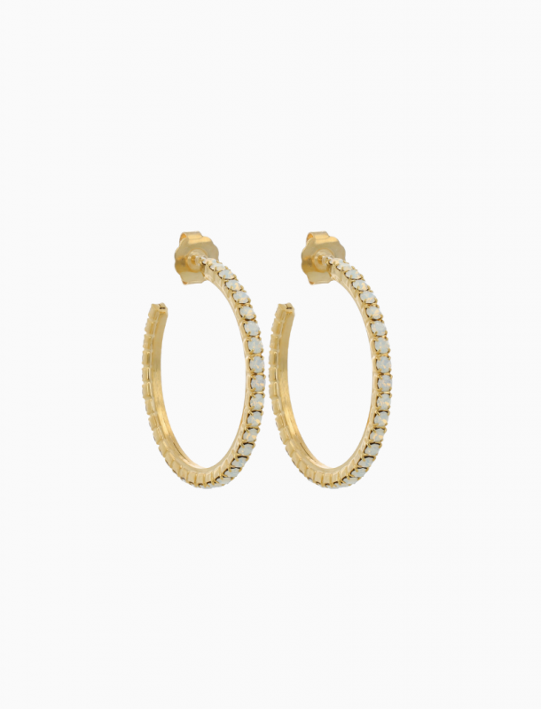 Ontdek de kracht van subtiele glamour met de 'Noor White Creool Oorbellen'. De combinatie van hoogwaardige strass elementen en een tijdloze vormgeving maakt dit paar tot een echte eyecatcher. Licht van gewicht en elegant van uitstraling, ideaal voor dagelijks gebruik. Deze oorbellen belichamen de unieke signatuur van LOTT. gioielli en tillen elke look naar een hoger niveau.