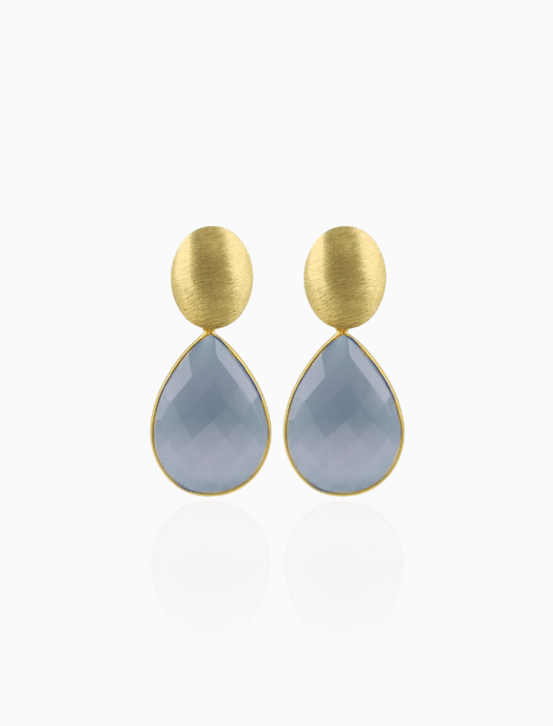 Een tikkeltje sprankeling voor je voorjaarsgarderobe: de 'Blauwe Oorbellen Framed Drop L Rae' van LOTT. gioielli. Gemaakt met authentieke quartz stenen en met een verfijnde afwerking die perfect past bij de sfeer van lente. De delicate lichtheid maakt deze oorbellen ideaal voor dagelijks gebruik tijdens het lenteseizoen. Een musthave voor lente.