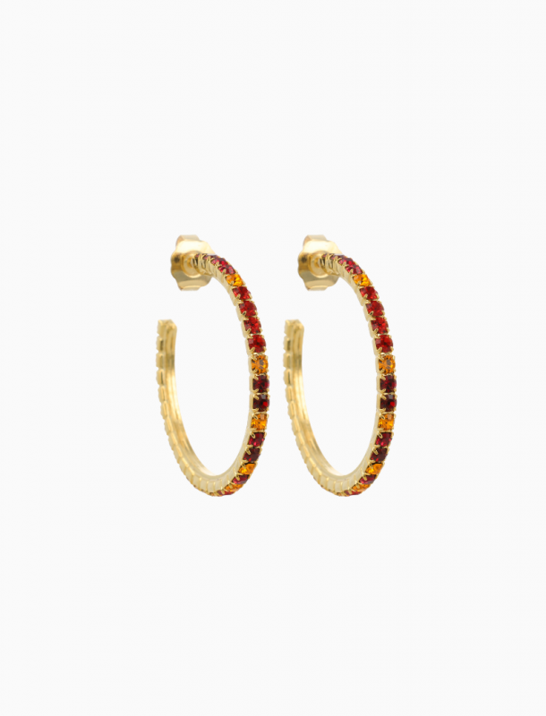 Laat je verleiden door de subtiele schittering van de &lsquo;Noor Gold Creool Oorbellen&rsquo; van LOTT. gioielli. Deze verfijnde oorbellen, verfraaid met fijne strass steentjes, vangen het licht bij elke beweging en zorgen voor een elegante sparkle die moeiteloos je uitstraling versterkt. De warme goudtint zorgt voor een tijdloze allure en maakt deze creolen tot een veelzijdige aanvulling op je sieradencollectie.