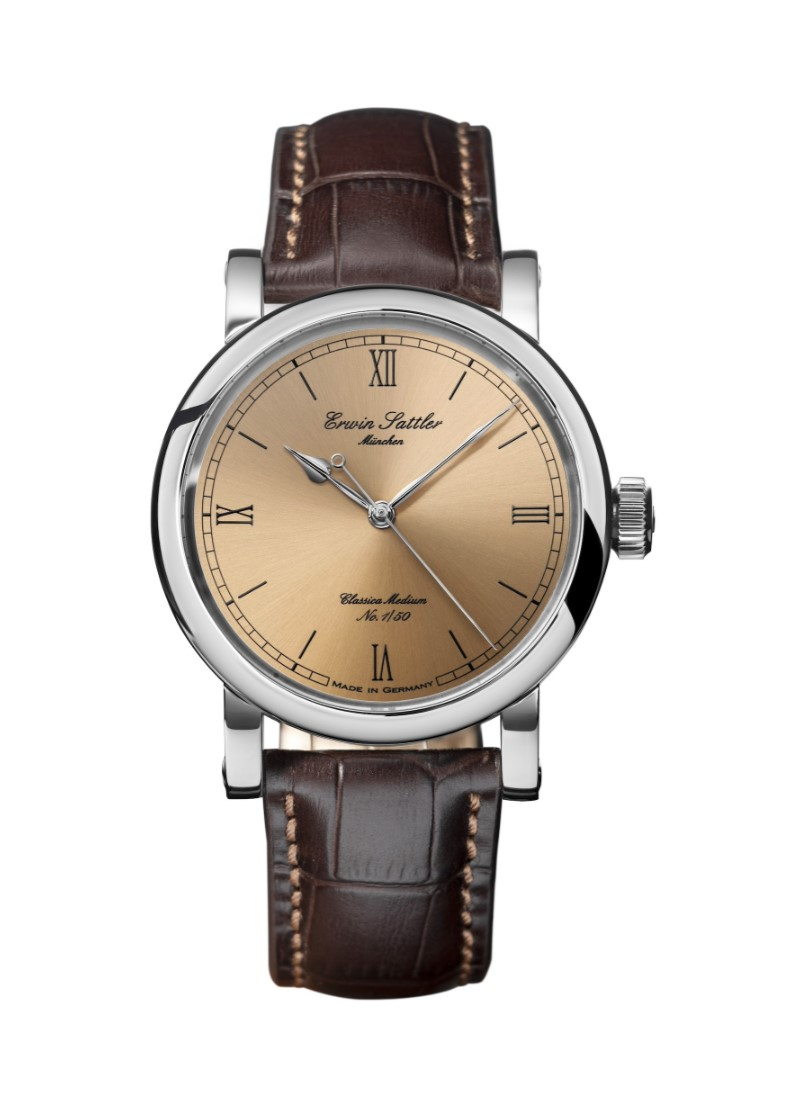 CLASSICA MEDIUM &ndash; TIJDLOZE ELEGANTIE IN EEN BEPERKTE OPLAGE
De Classica Medium Limited, waarvan slechts 50 exemplaren worden geproduceerd, weerspiegelt het meesterlijke vakmanschap van Erwin Sattler en imponeert met zijn uitzonderlijke kwaliteit tot in het kleinste detail. Een champagnekleurige bronzen wijzerplaat met een verfijnde zonnestraalafwerking verleent deze exclusieve editie zijn kenmerkende glans.