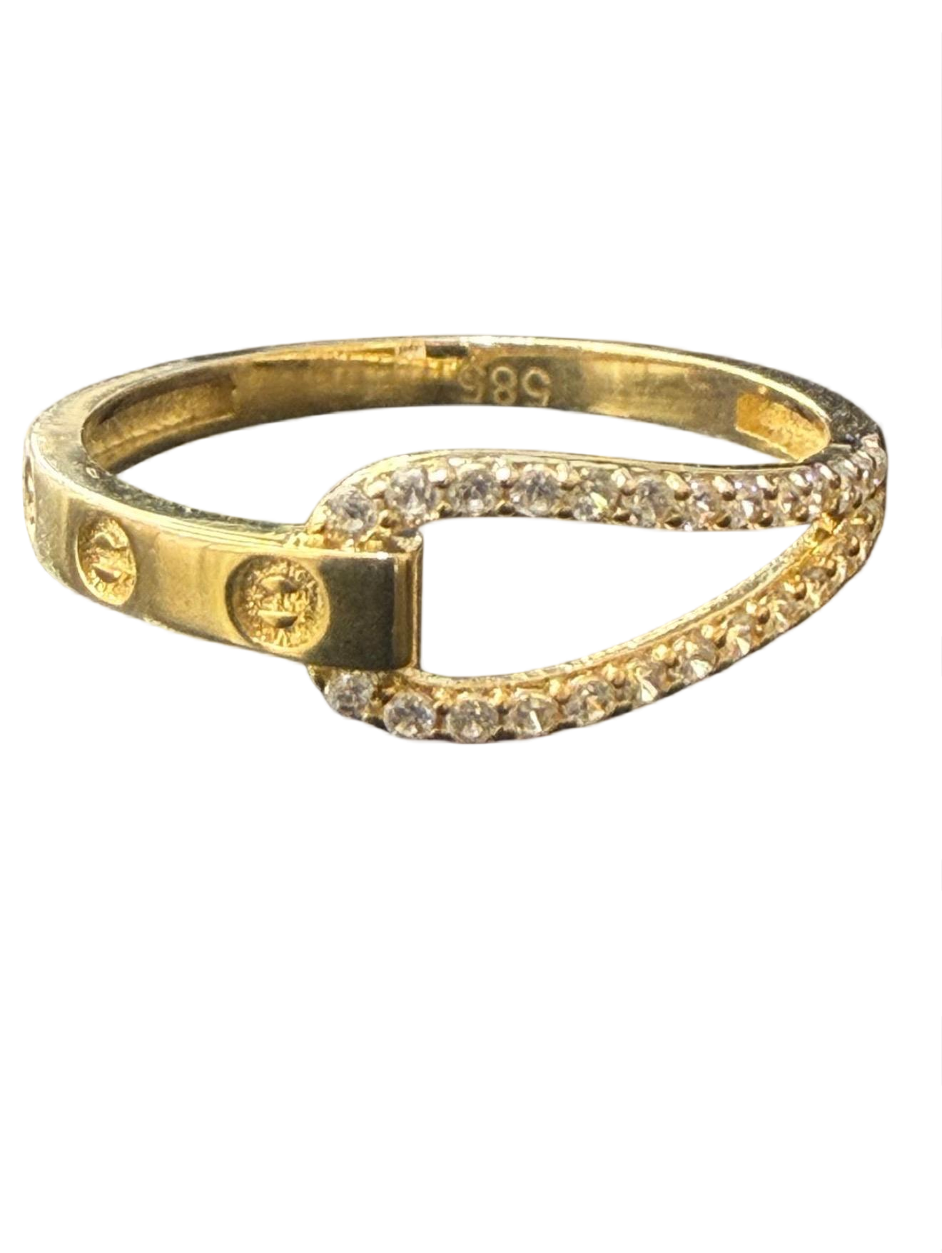 Deze gouden ring, modelnummer BREA-0001300, is vervaardigd uit 14-karaats goud en is versierd met schitterende stenen. Met een glanzende afwerking en maat 54, straalt deze gouden ring elegantie uit. Draag hem als een statement piece of combineer met andere sieraden voor een verfijnde look. Perfect voor dagelijks gebruik of speciale gelegenheden.