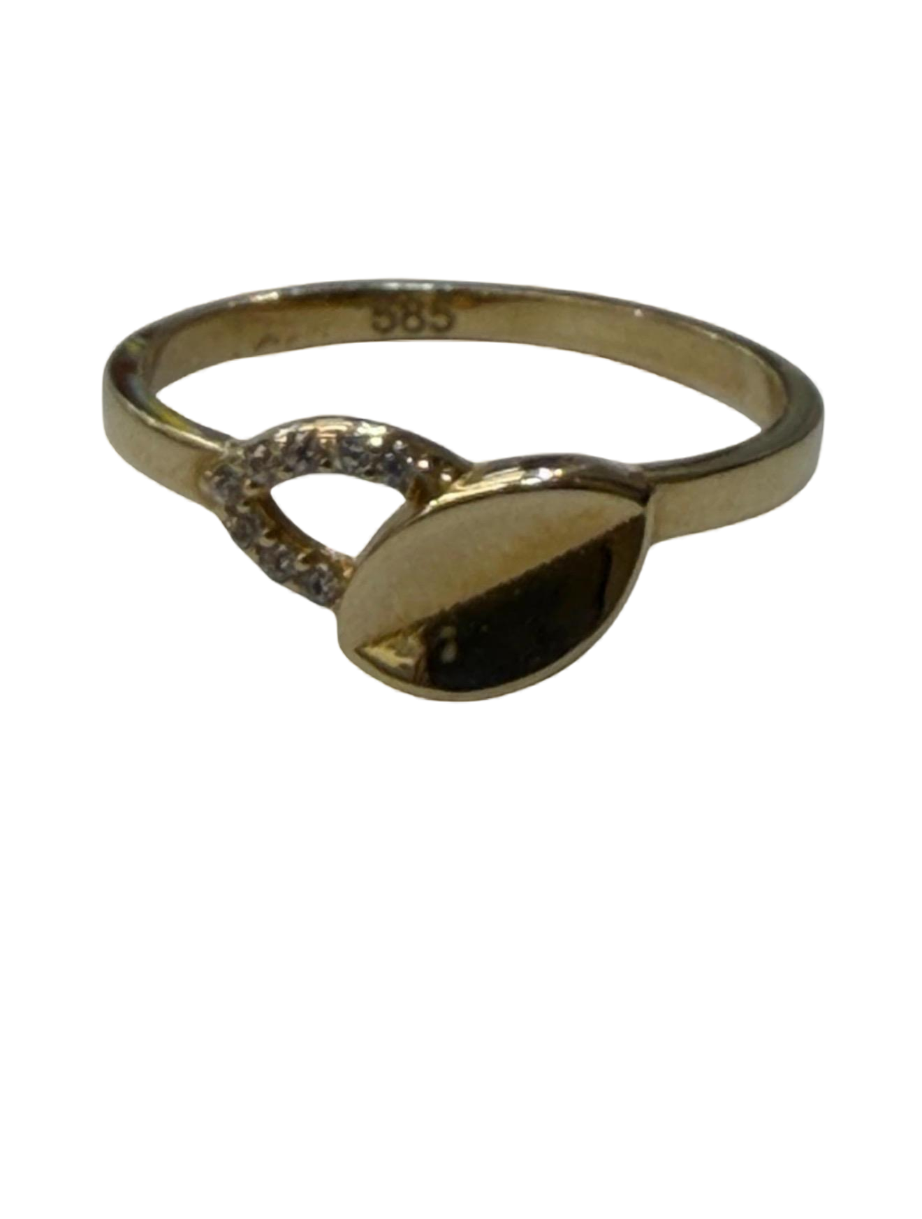 Deze prachtige gouden ring, modelnummer BREA-0001302, is gemaakt van 14-karaats goud en is verfraaid met schitterende stenen. De ringmaat is 55 en het sieraad heeft een goudkleurige uitstraling. Het is een stijlvol accessoire dat perfect past bij zowel alledaagse als elegante outfits. Draag het solo of combineer met andere sieraden voor extra glamour.