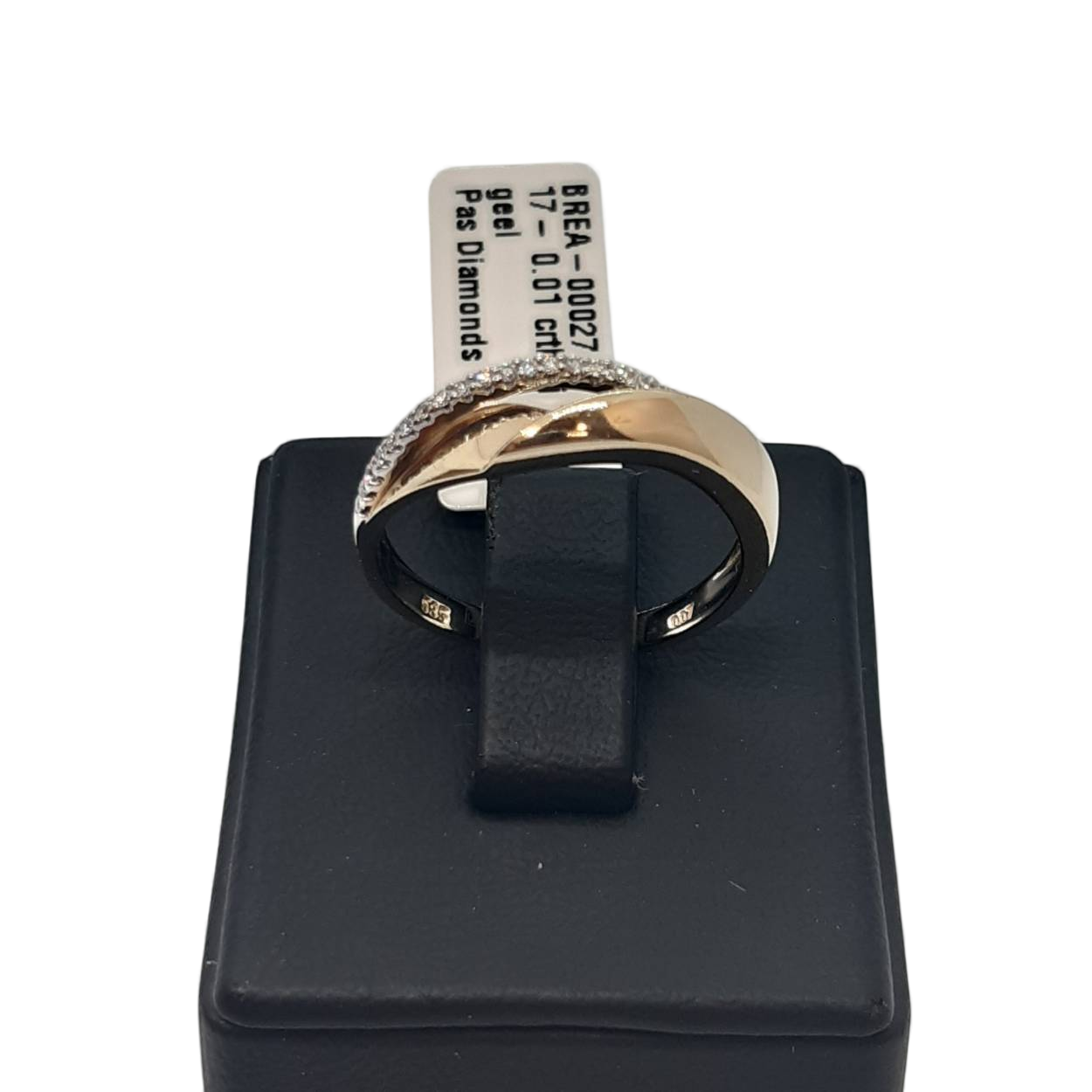 Deze prachtige ring, modelnummer BREA-00027, is gemaakt van 14 karaat geel goud en heeft een 0.01 crt steen met H SI-kwaliteit. Het is een glanzende gouden sieraad in maat 56, perfect voor elke gelegenheid. Draag het als een verfijnd statement stuk op de ringvinger voor een elegante en tijdloze uitstraling.