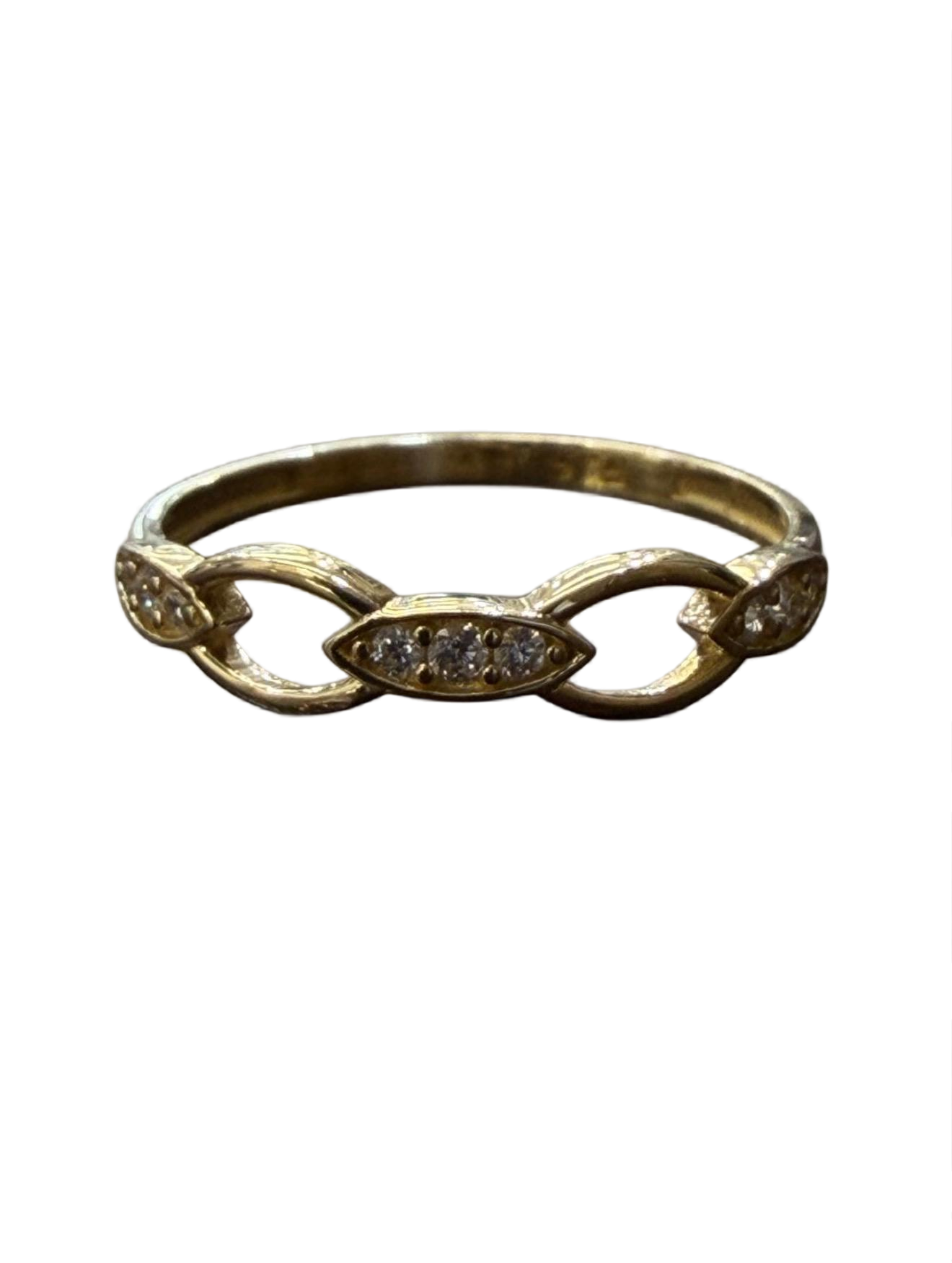 Deze prachtige gouden ring, modelnummer BREA-000558, is gemaakt van 14-karaats goud en is afgewerkt met glanzende stenen. Met een breedte van 4,35 mm en een diepte van 1,1 mm, biedt hij elegantie en verfijning. Draag deze ring als een opvallend statement op een speciale gelegenheid of als een dagelijks luxueus accessoire bij elke outfit.