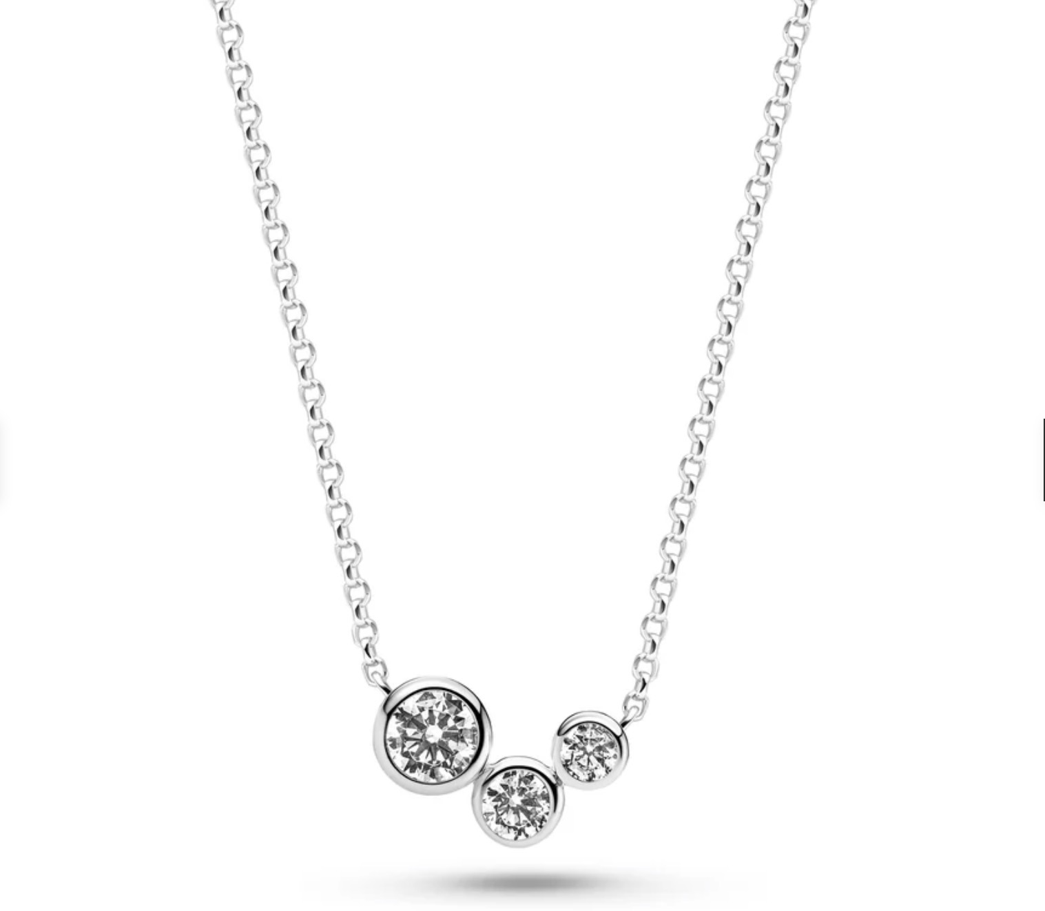 Halsketting van 925 sterling zilver met rhodiumcoating, gepolijst oppervlak en bezet met facetgeslepen witte zirkonia.

Afmetingen halsketting: breedte 11,5 mm, kettinglengte tot 45 cm - verstelbaar.